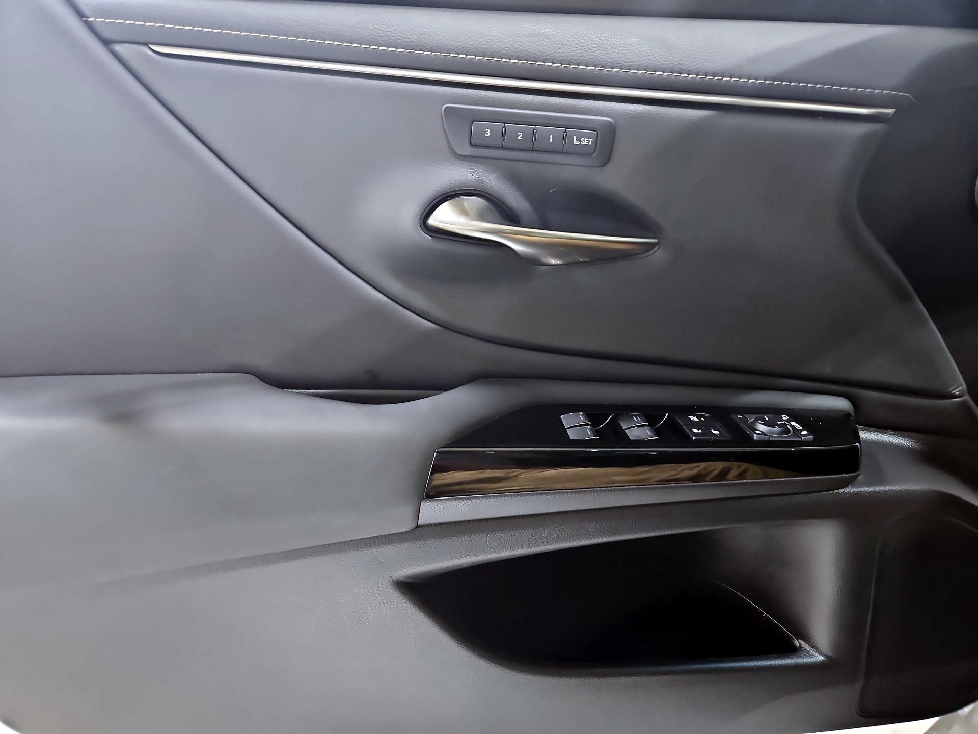 Thumbnail: 2022 Lexus ES - 12