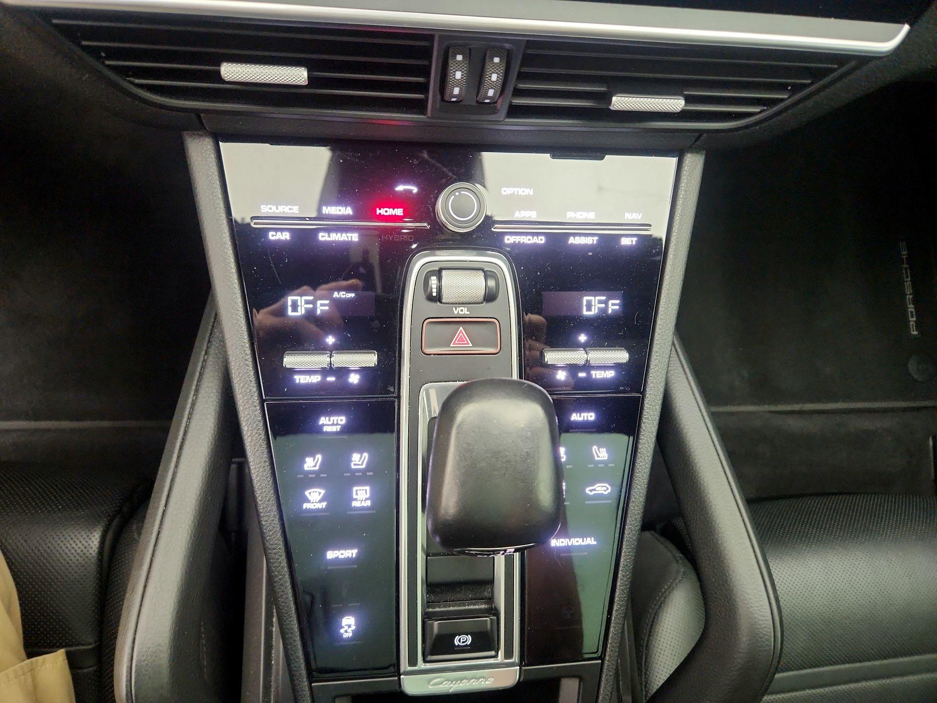 Thumbnail: 2020 Porsche Cayenne - 17