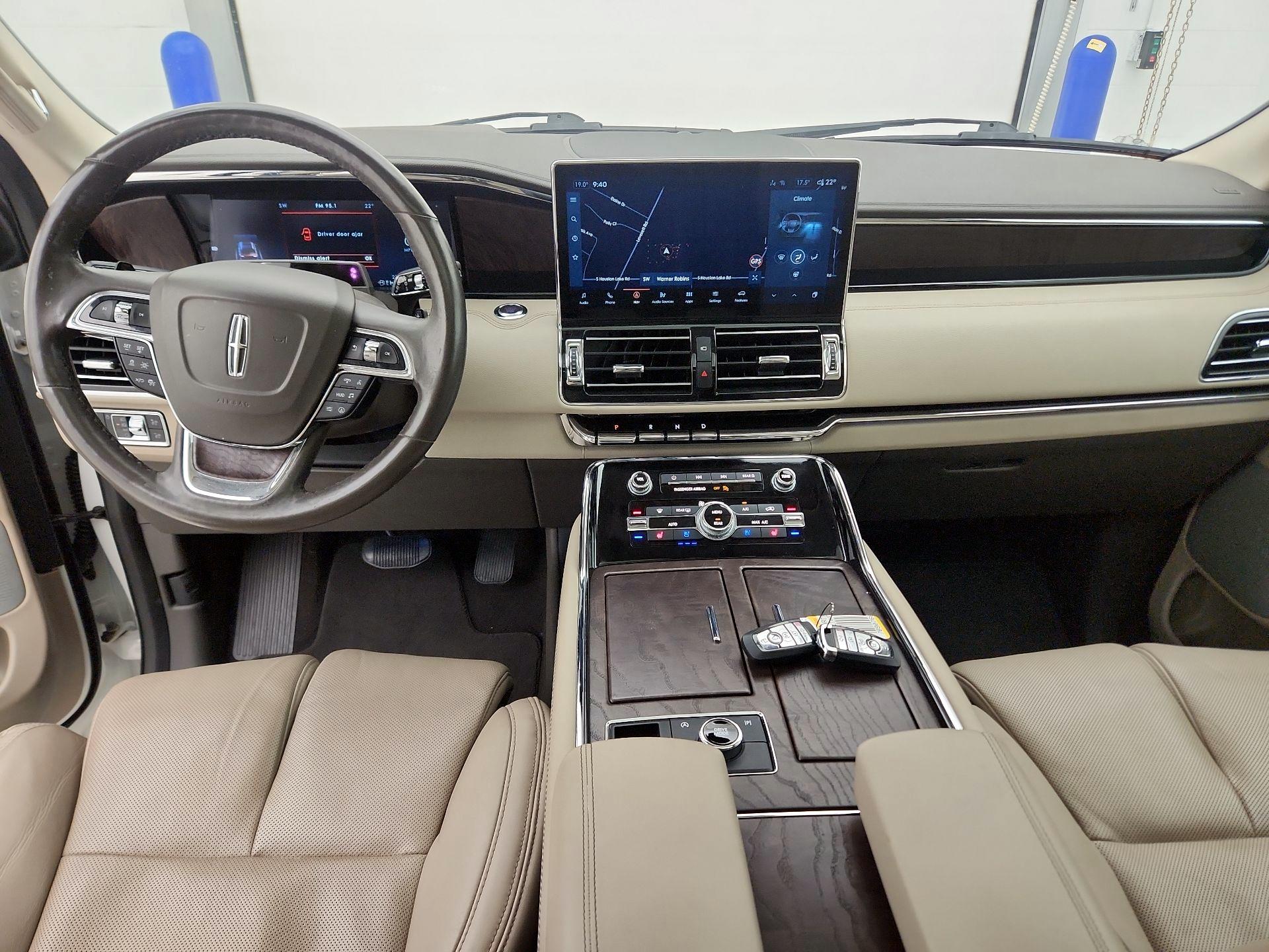 Thumbnail: 2022 Lincoln Navigator L - 9