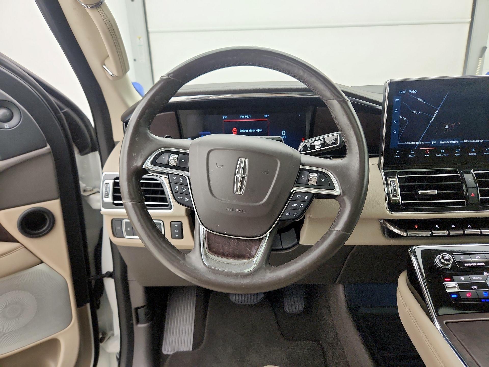 Thumbnail: 2022 Lincoln Navigator L - 10