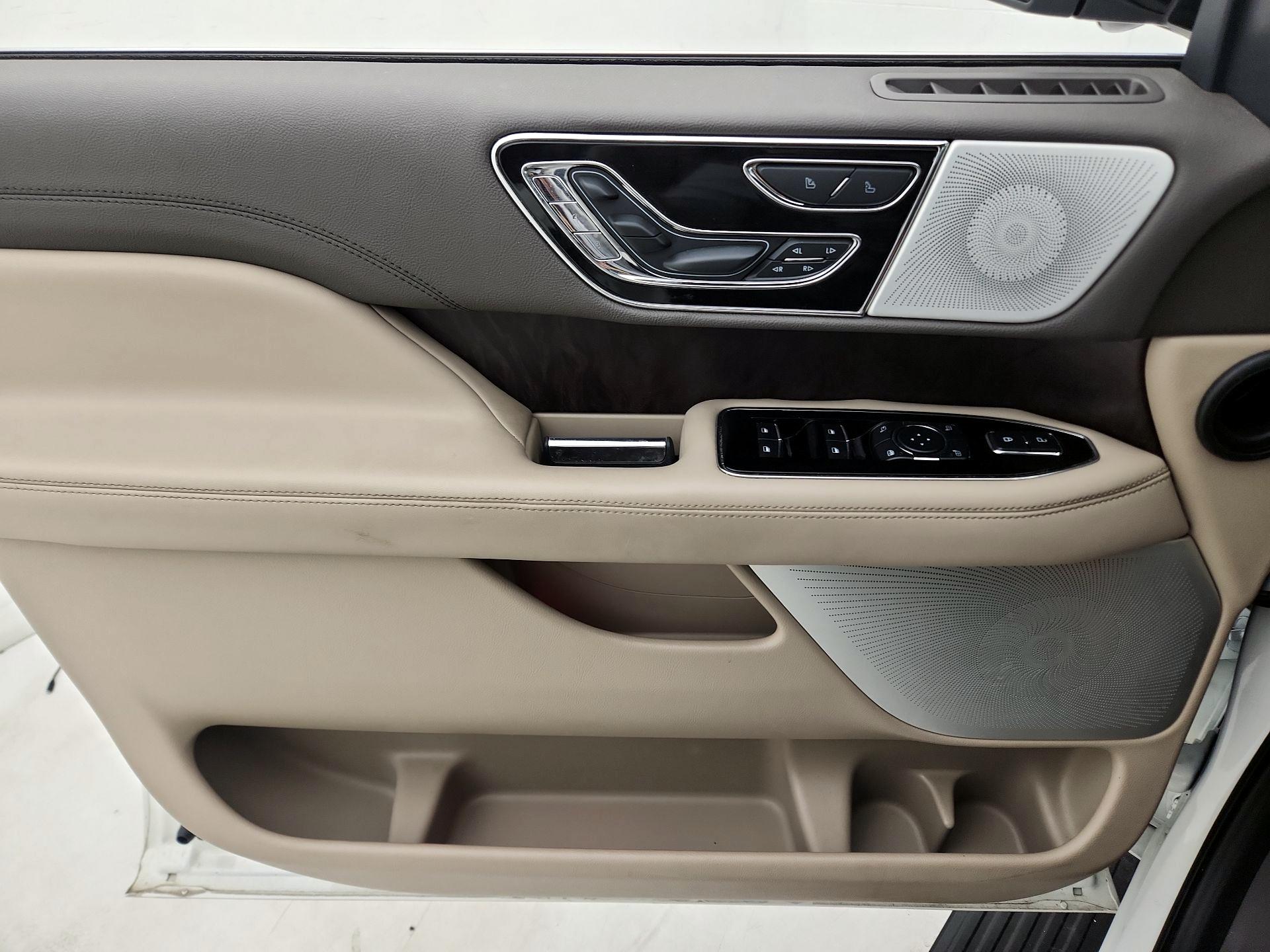 Thumbnail: 2022 Lincoln Navigator L - 12
