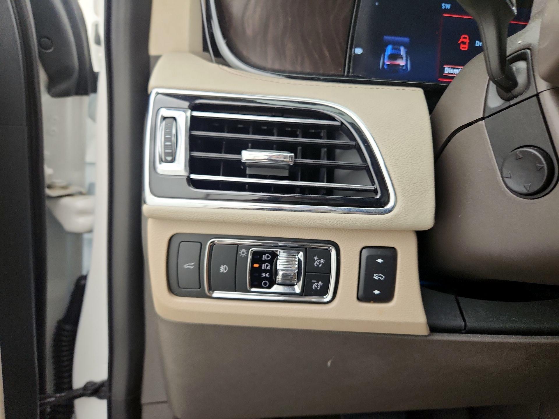 Thumbnail: 2022 Lincoln Navigator L - 13