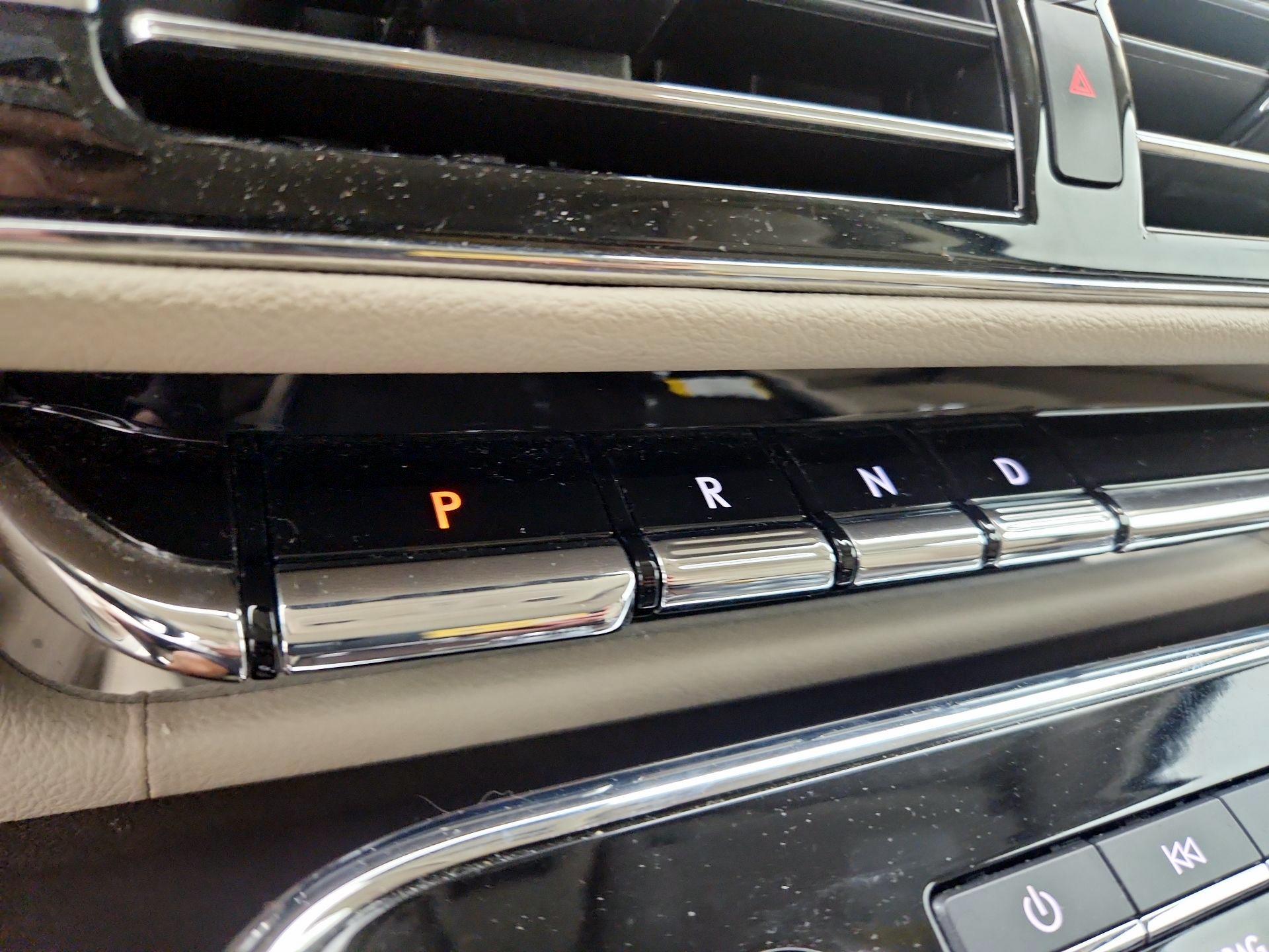 Thumbnail: 2022 Lincoln Navigator L - 18