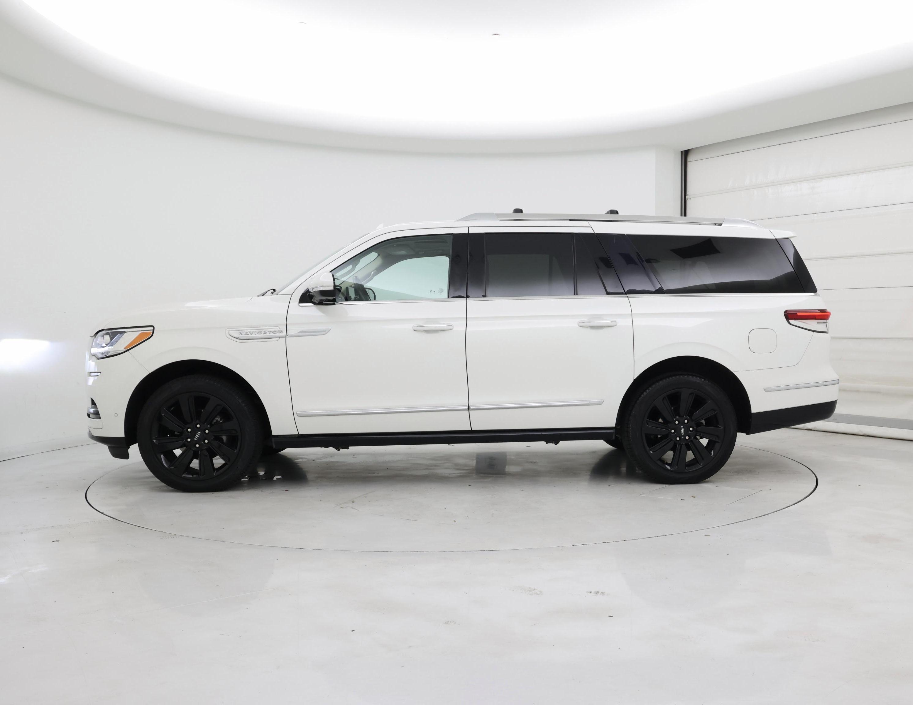 Thumbnail: 2022 Lincoln Navigator L - 3