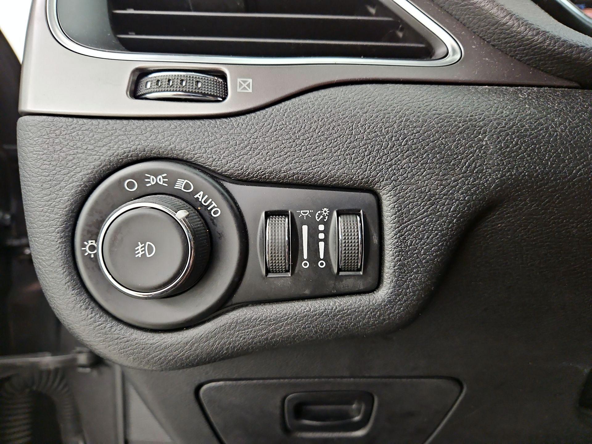 Thumbnail: 2019 Jeep Cherokee - 13