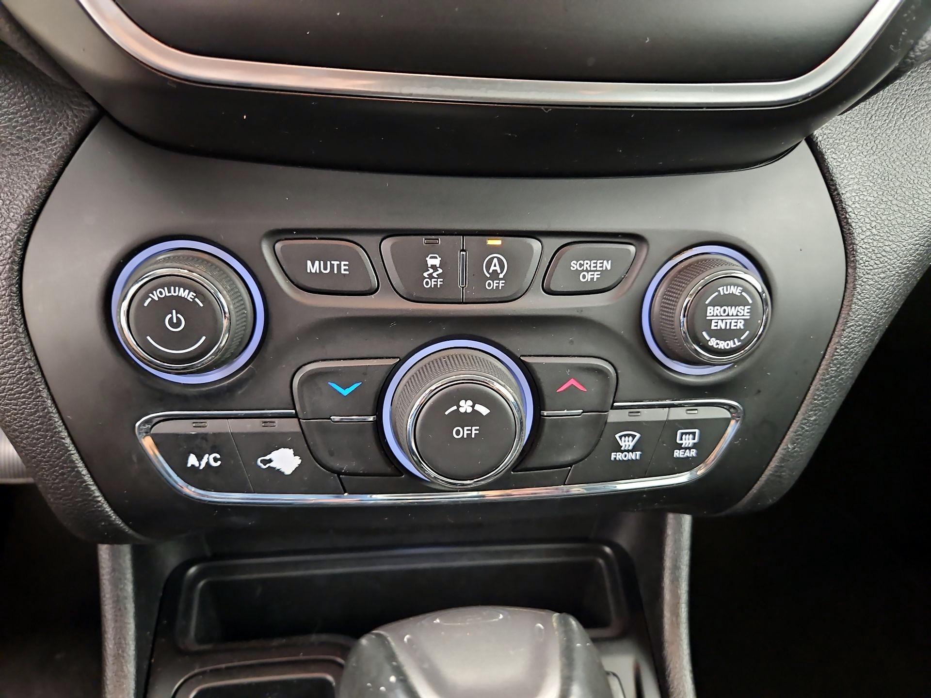 Thumbnail: 2019 Jeep Cherokee - 16