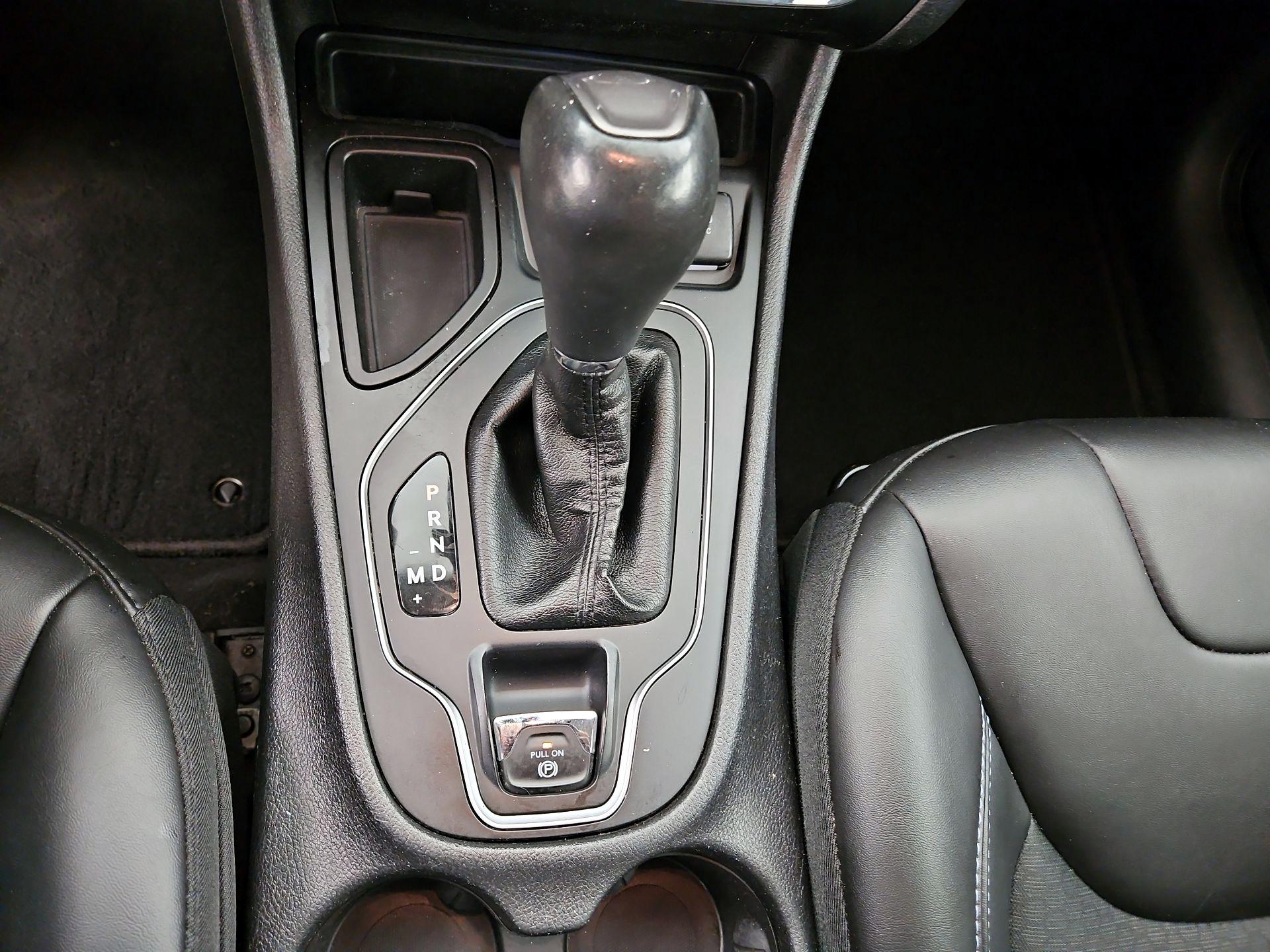 Thumbnail: 2019 Jeep Cherokee - 17