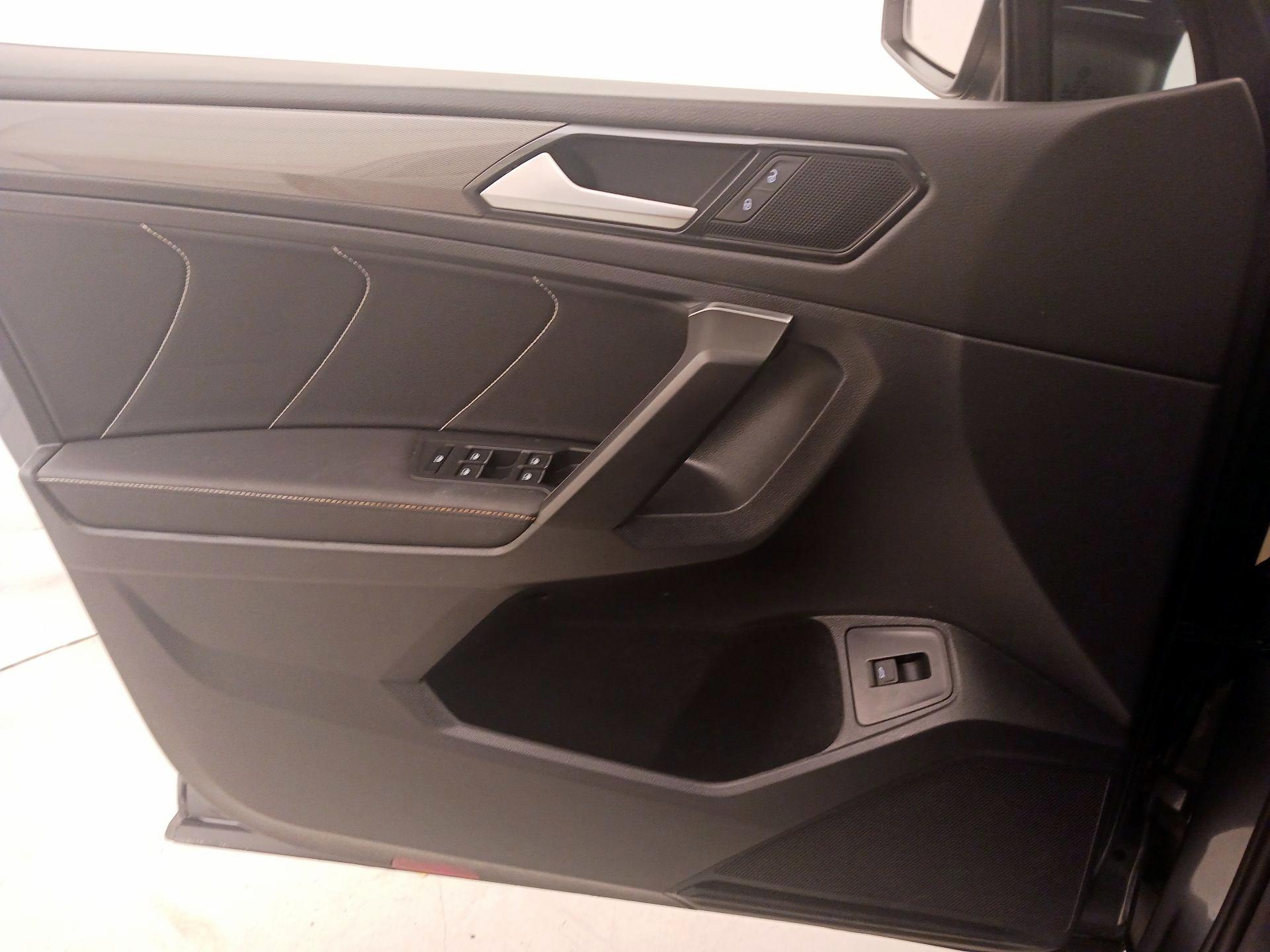 Thumbnail: 2022 Volkswagen Tiguan - 12