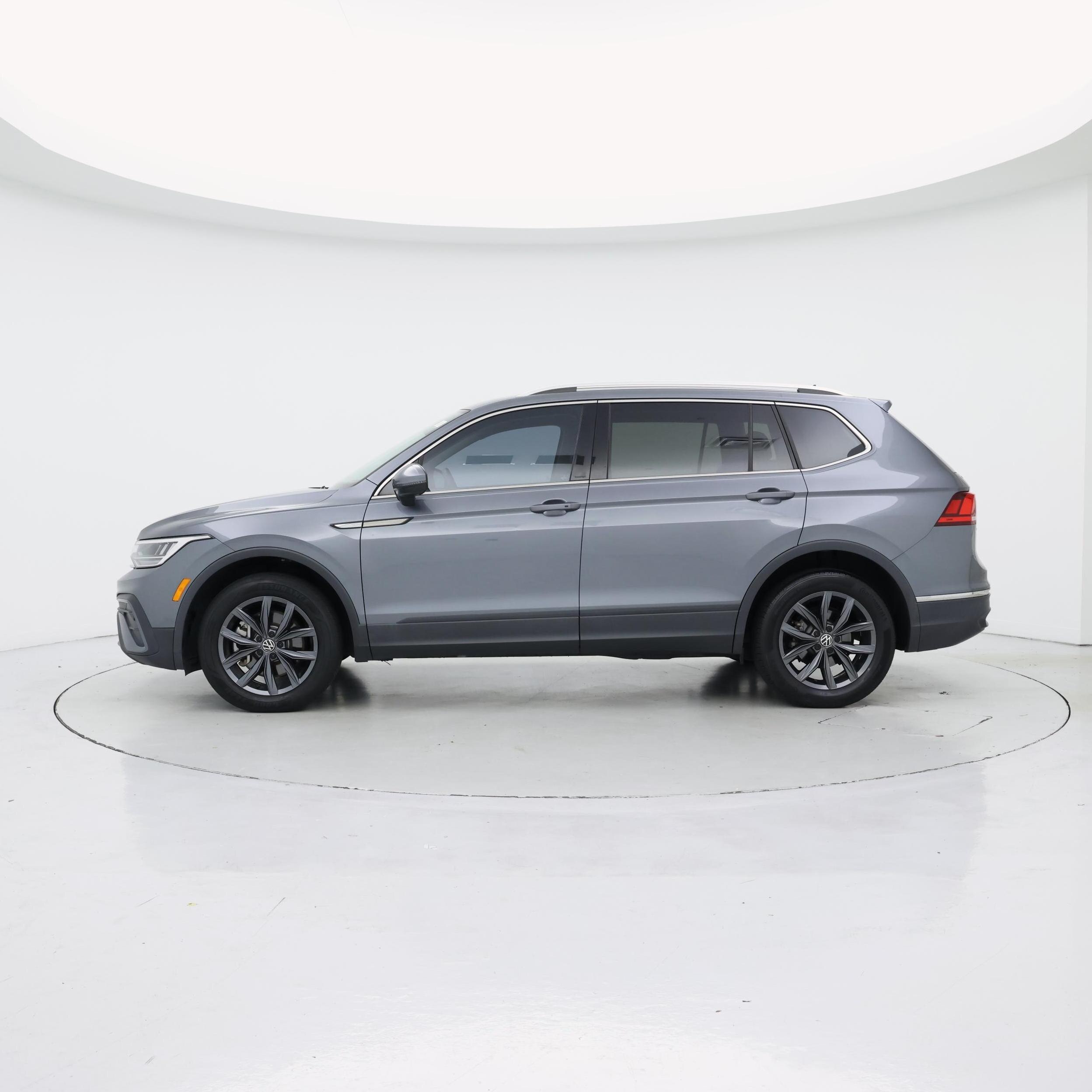 Thumbnail: 2022 Volkswagen Tiguan - 3