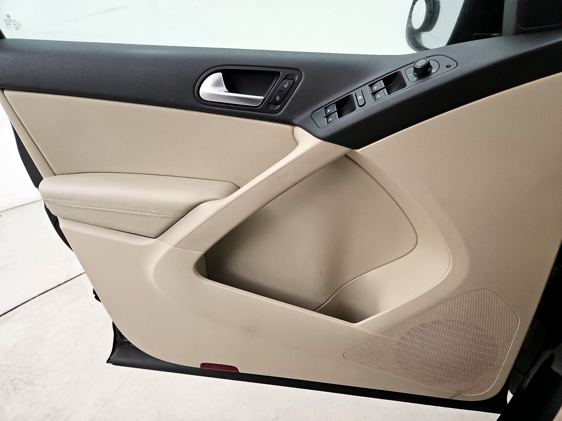 Thumbnail: 2016 Volkswagen Tiguan - 12