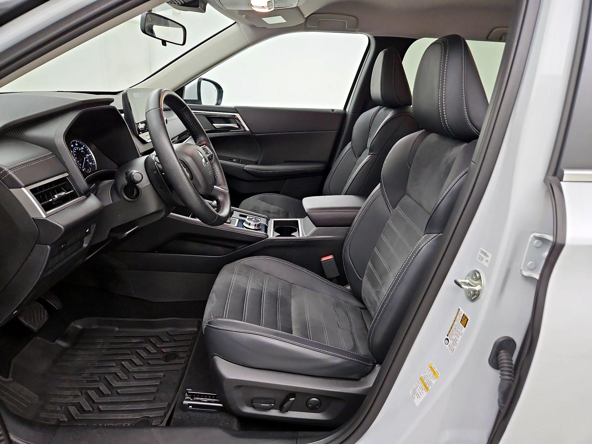 Thumbnail: 2024 Mitsubishi Outlander - 11