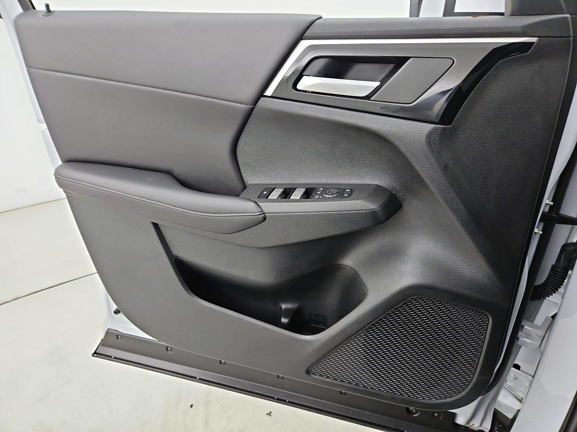 Thumbnail: 2024 Mitsubishi Outlander - 12