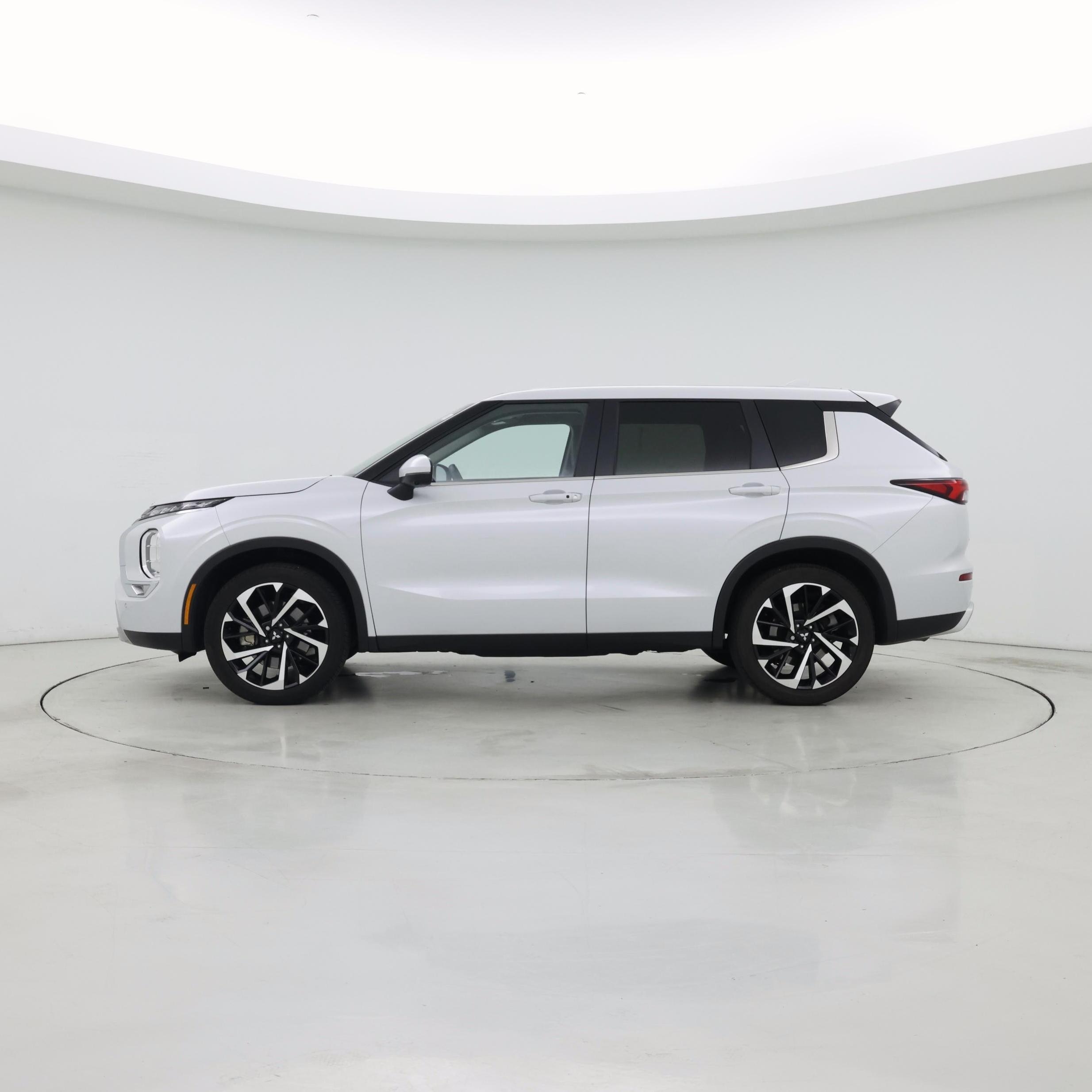 Thumbnail: 2024 Mitsubishi Outlander - 3