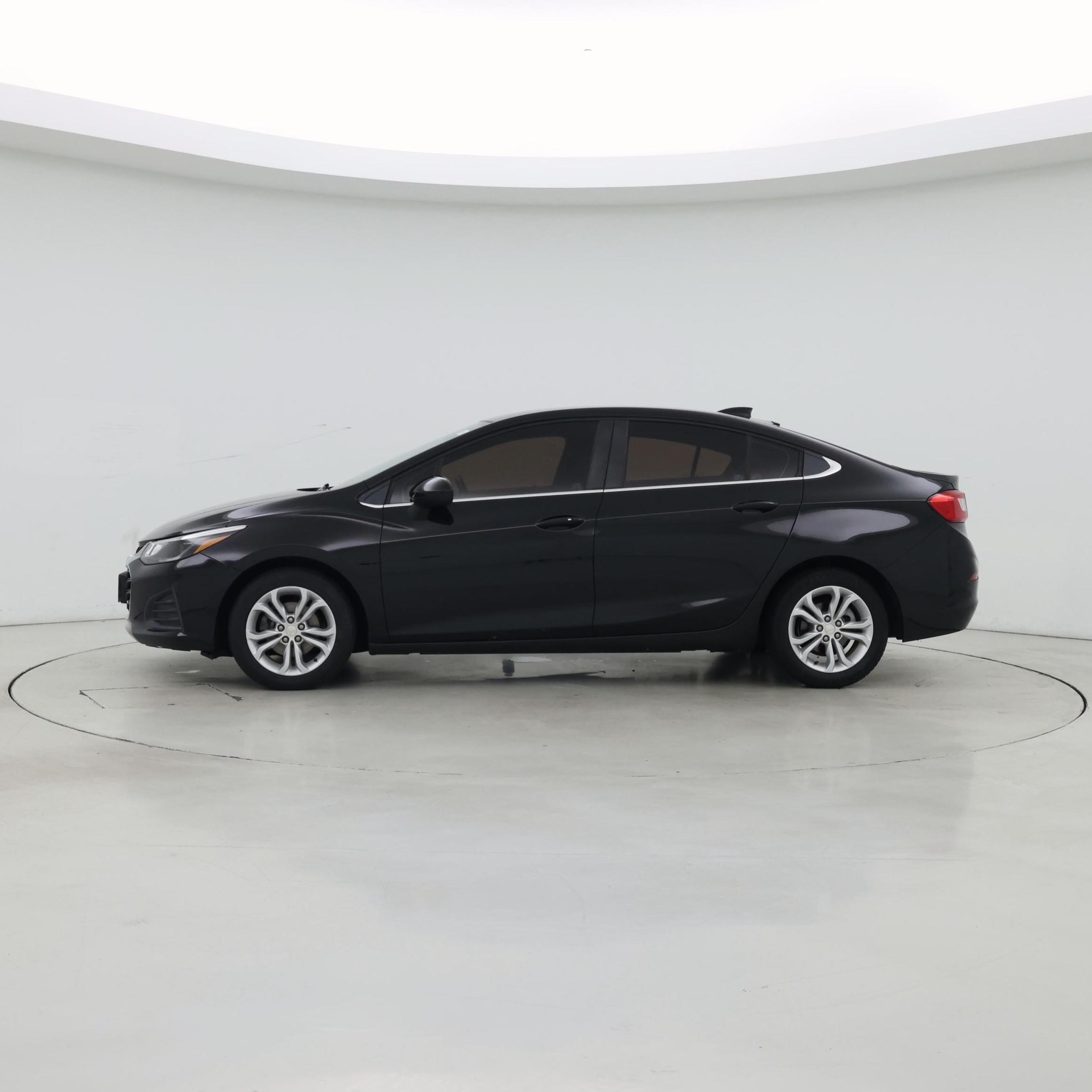 Thumbnail: 2019 Chevrolet Cruze - 3