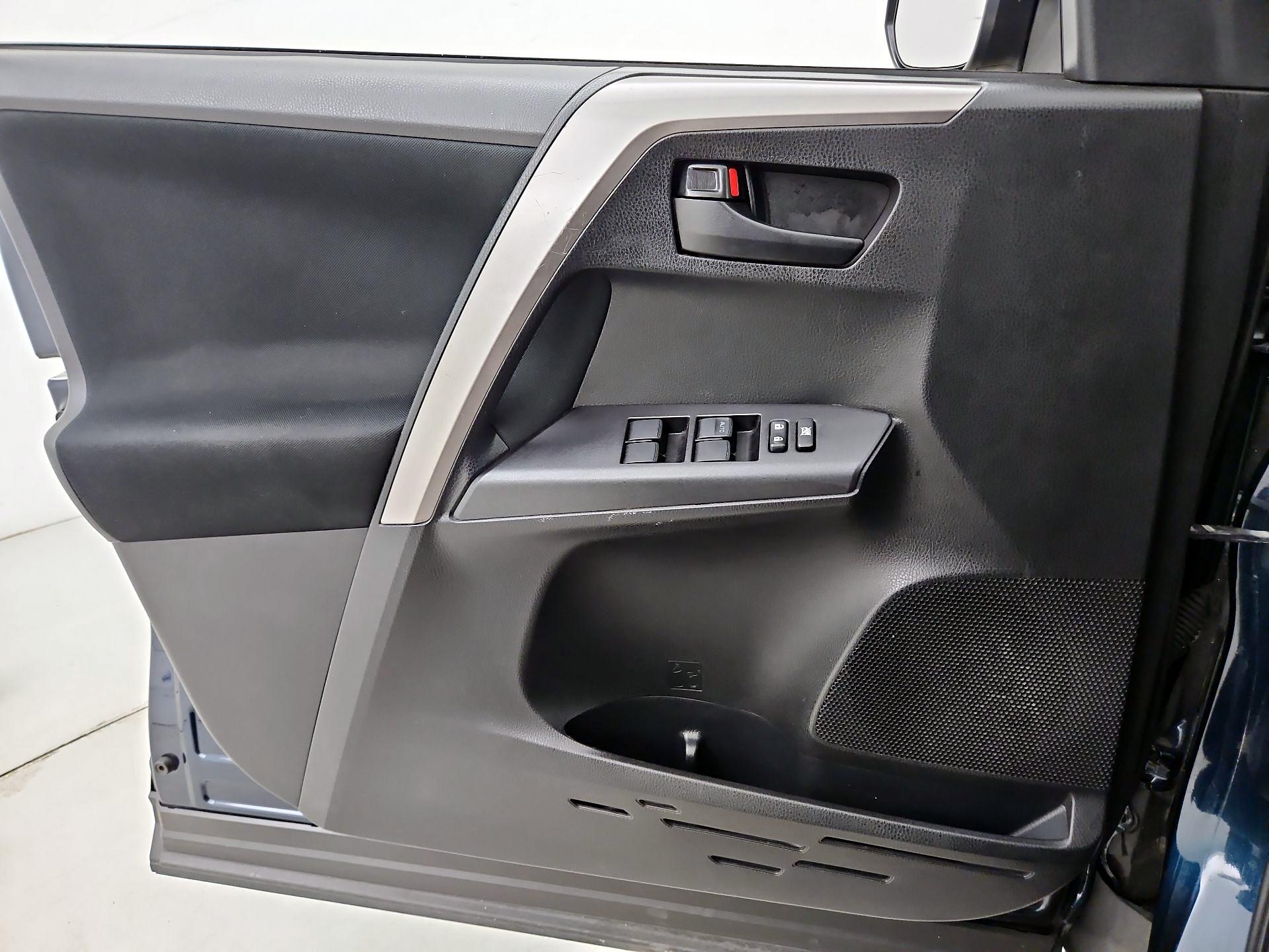 Thumbnail: 2018 Toyota RAV4 - 12