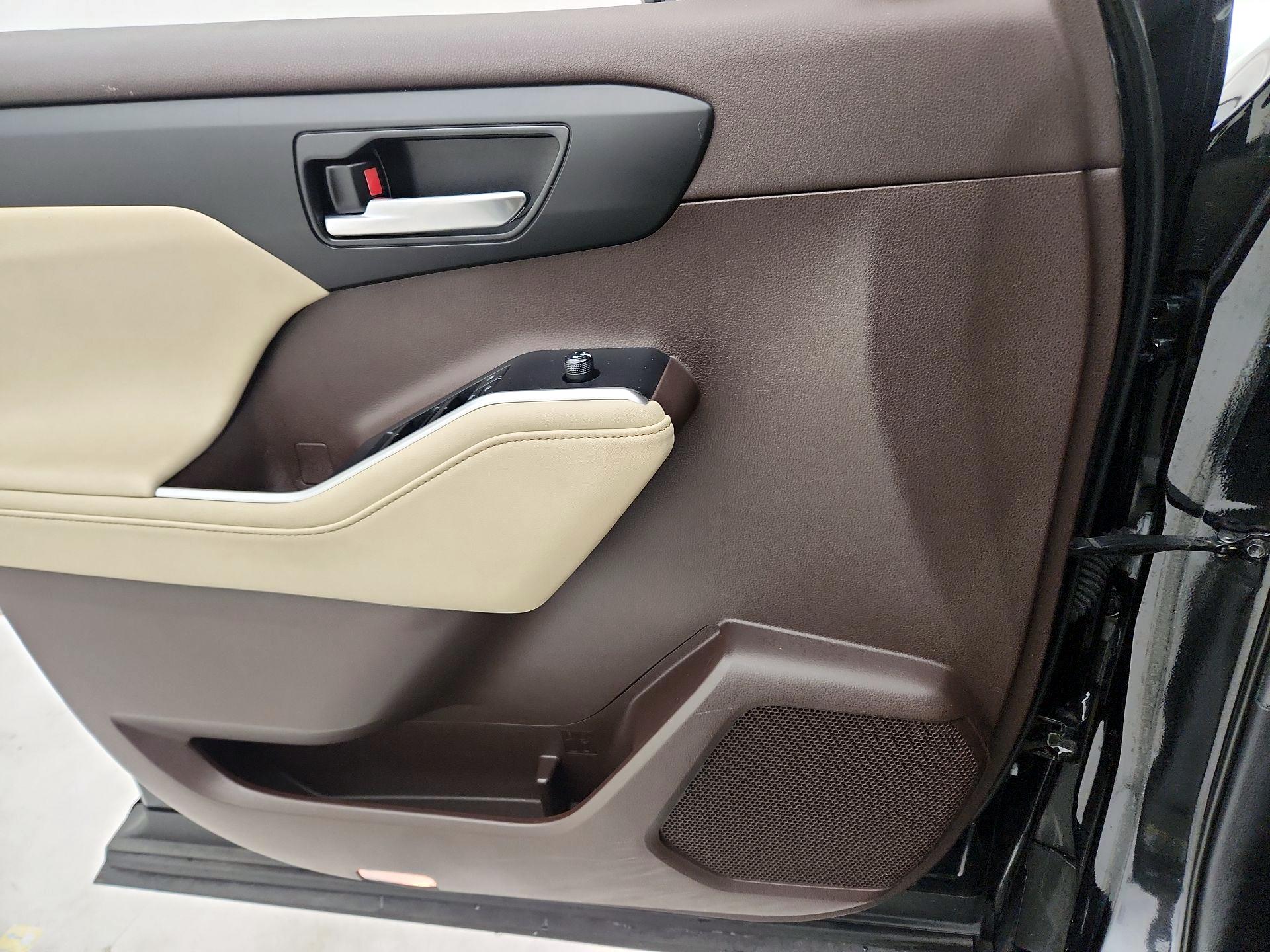 Thumbnail: 2020 Toyota Highlander - 12