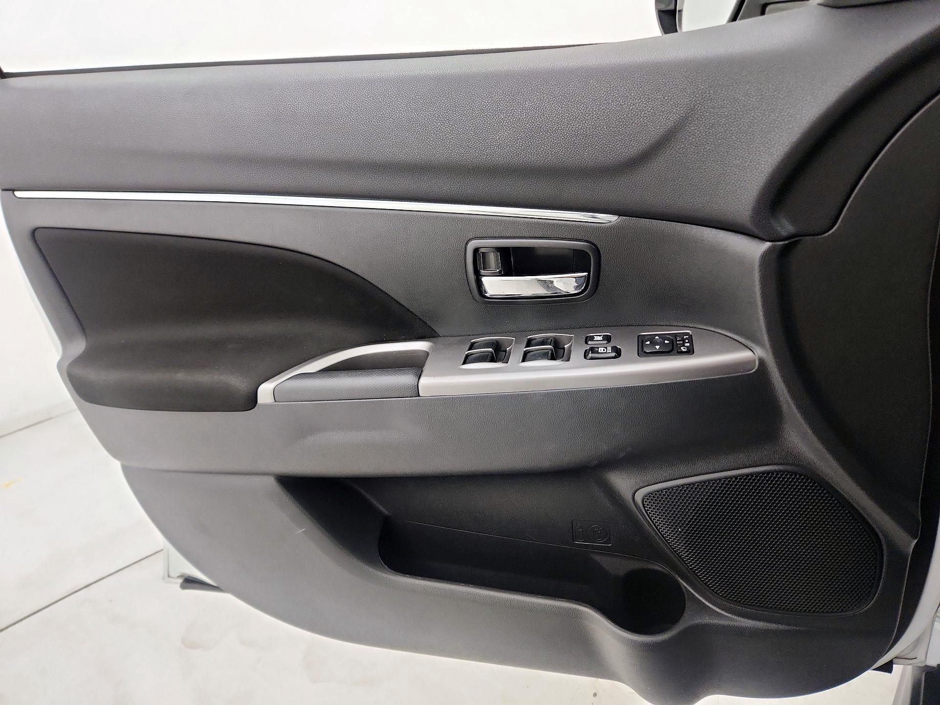 Thumbnail: 2020 Mitsubishi Outlander Sport - 12