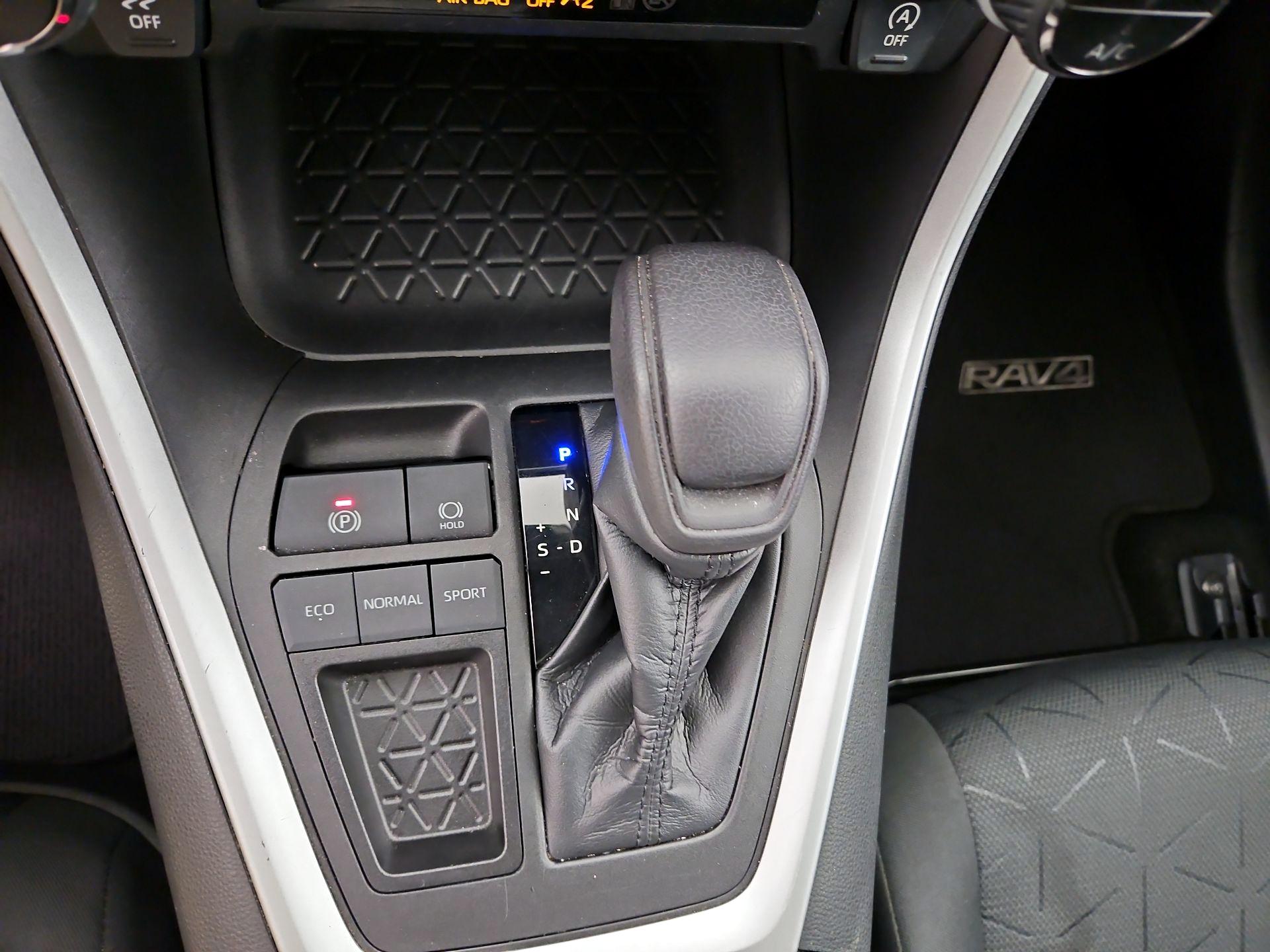Thumbnail: 2021 Toyota RAV4 - 17