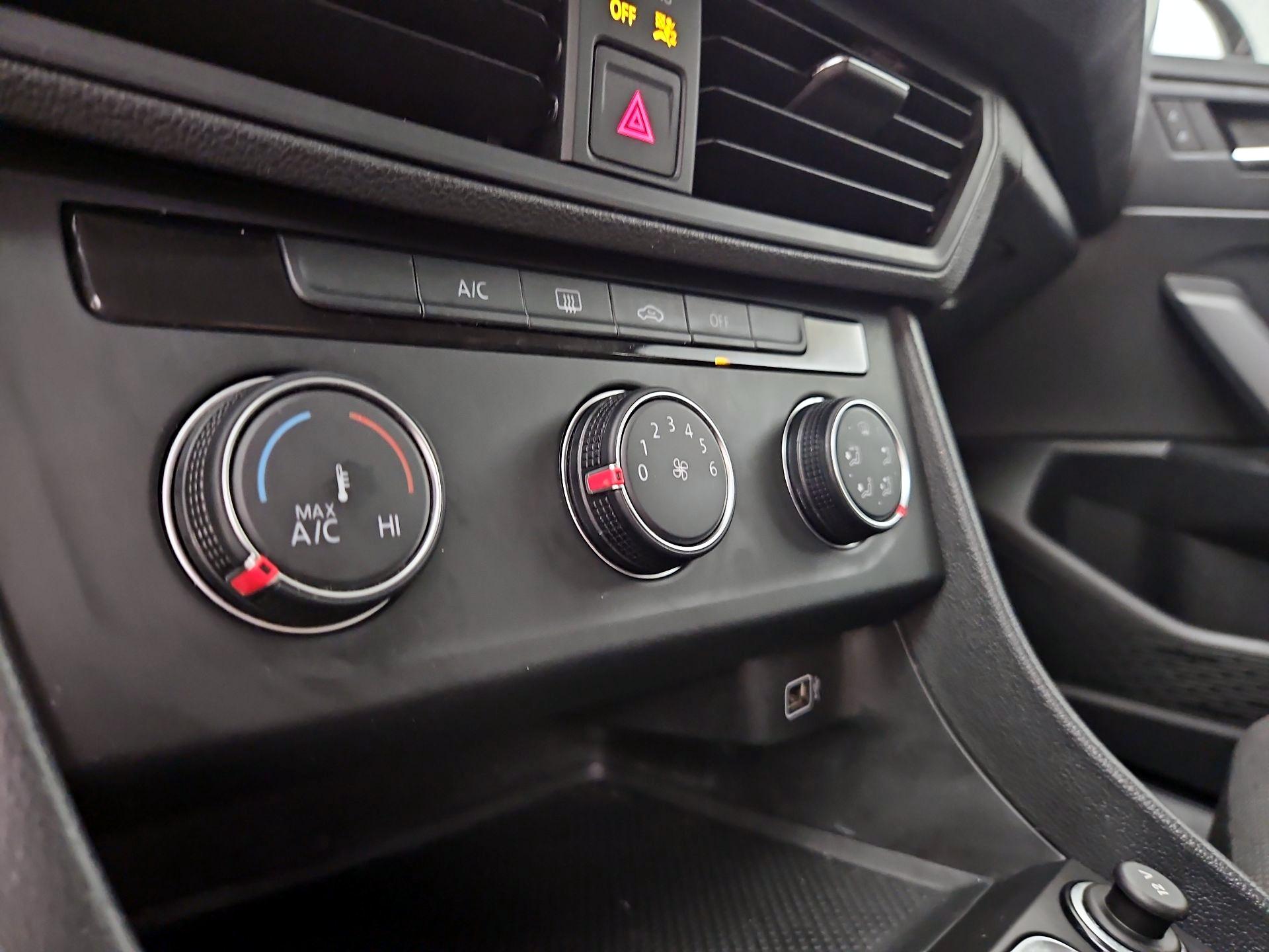 Thumbnail: 2019 Volkswagen Jetta - 16