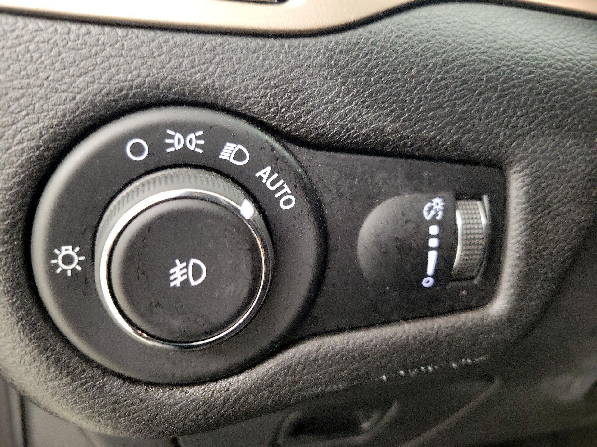 Thumbnail: 2018 Jeep Cherokee - 13