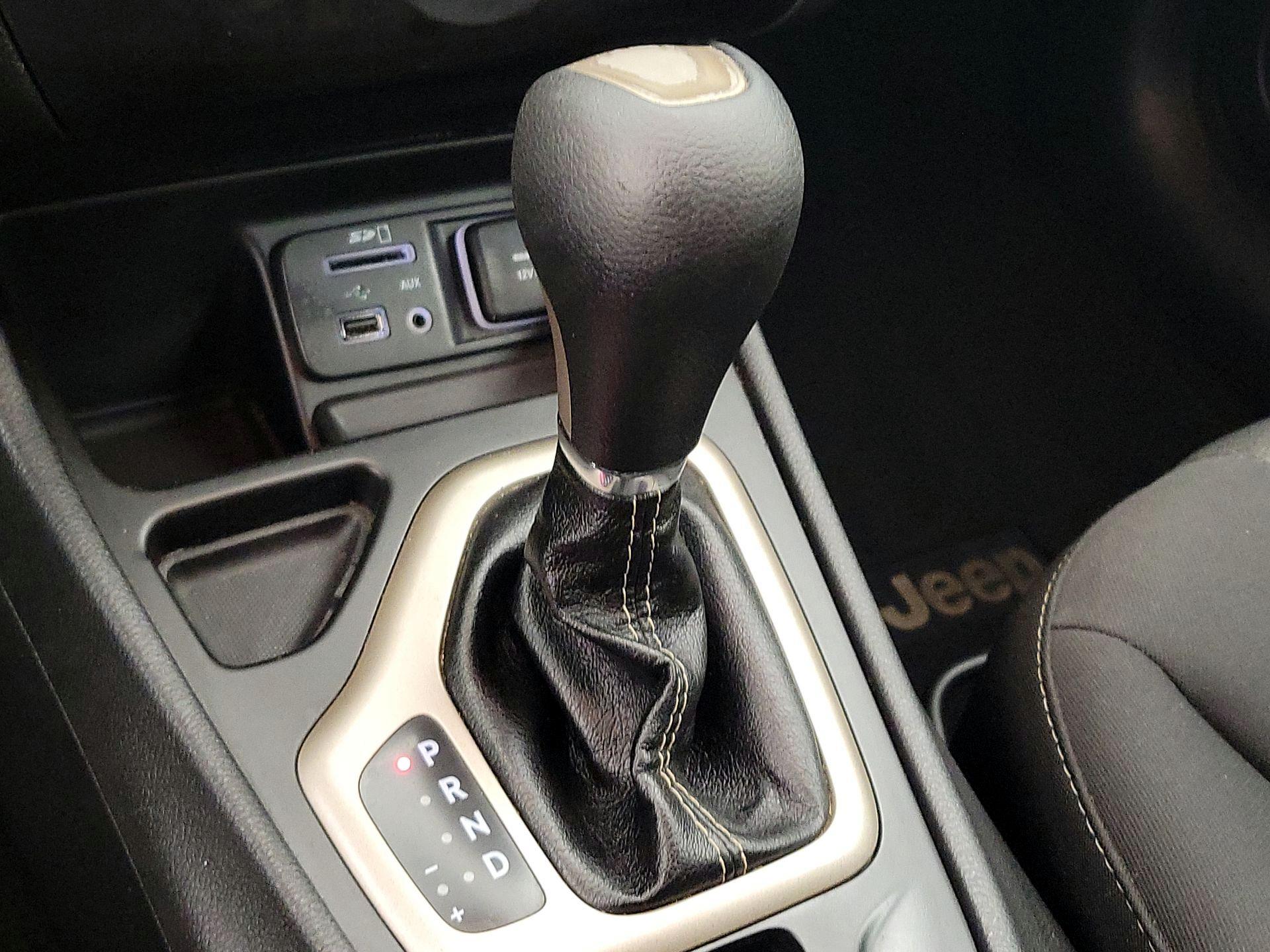 Thumbnail: 2018 Jeep Cherokee - 17