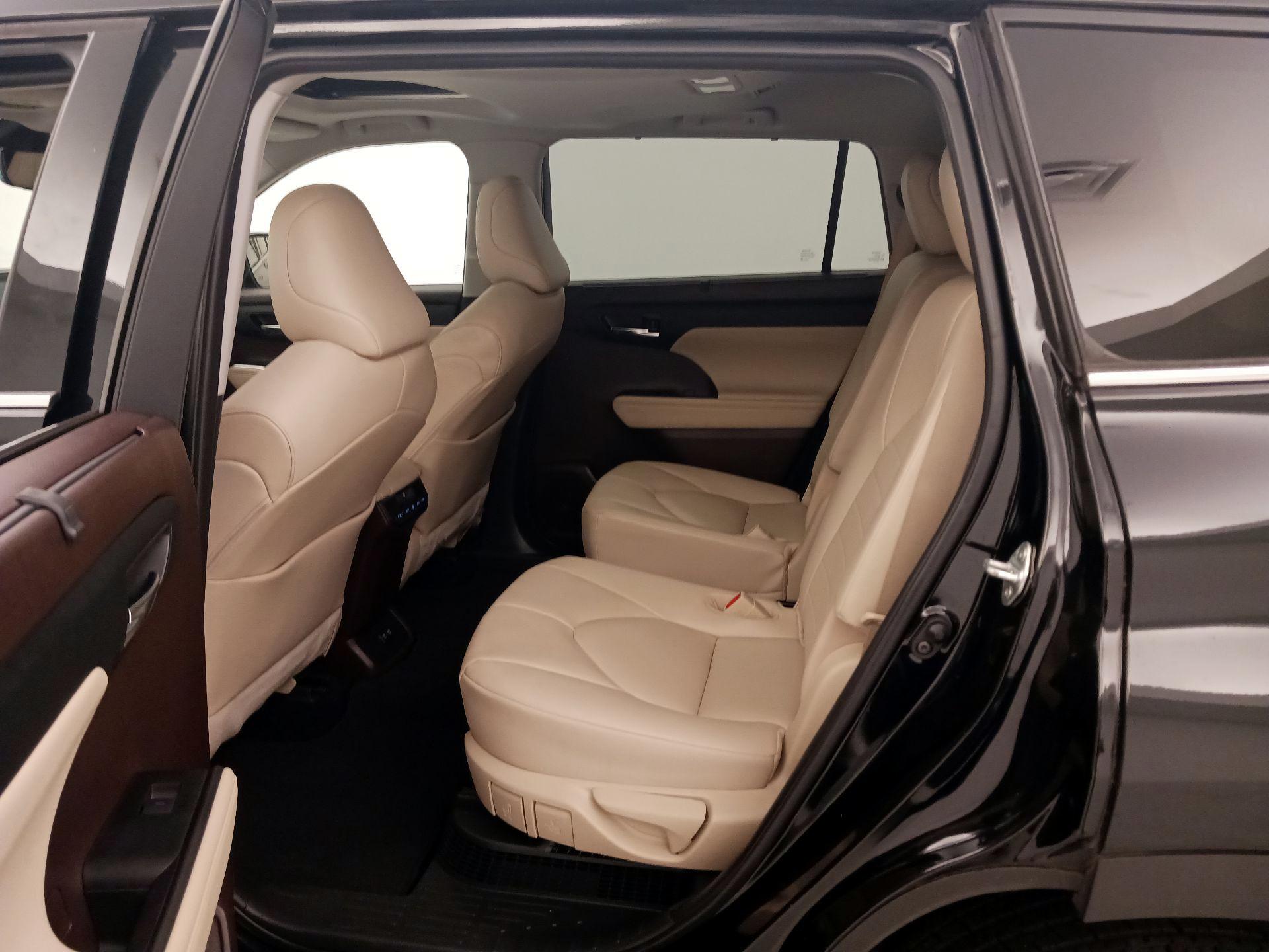 Thumbnail: 2021 Toyota Highlander - 20