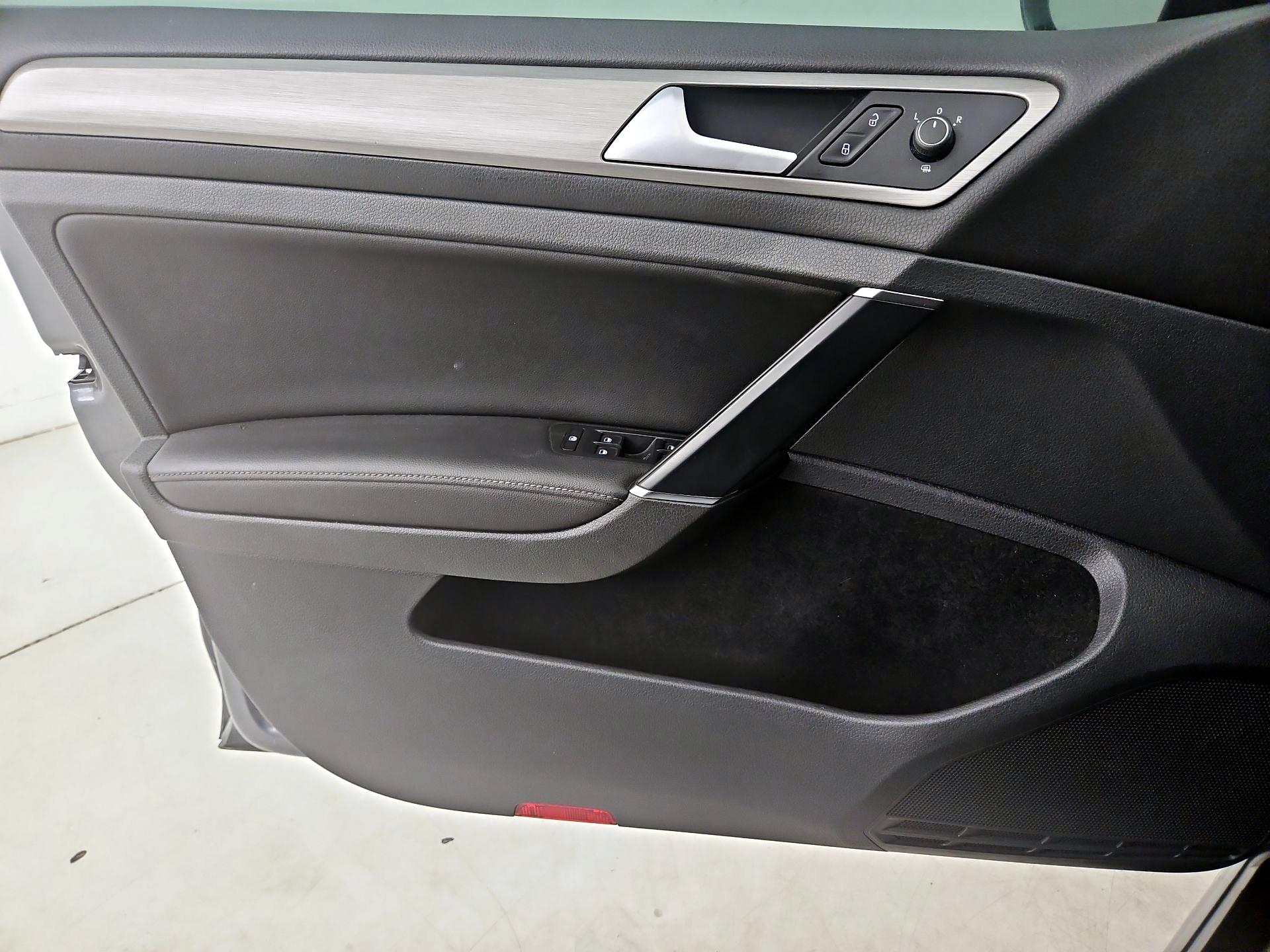 Thumbnail: 2015 Volkswagen Golf - 12