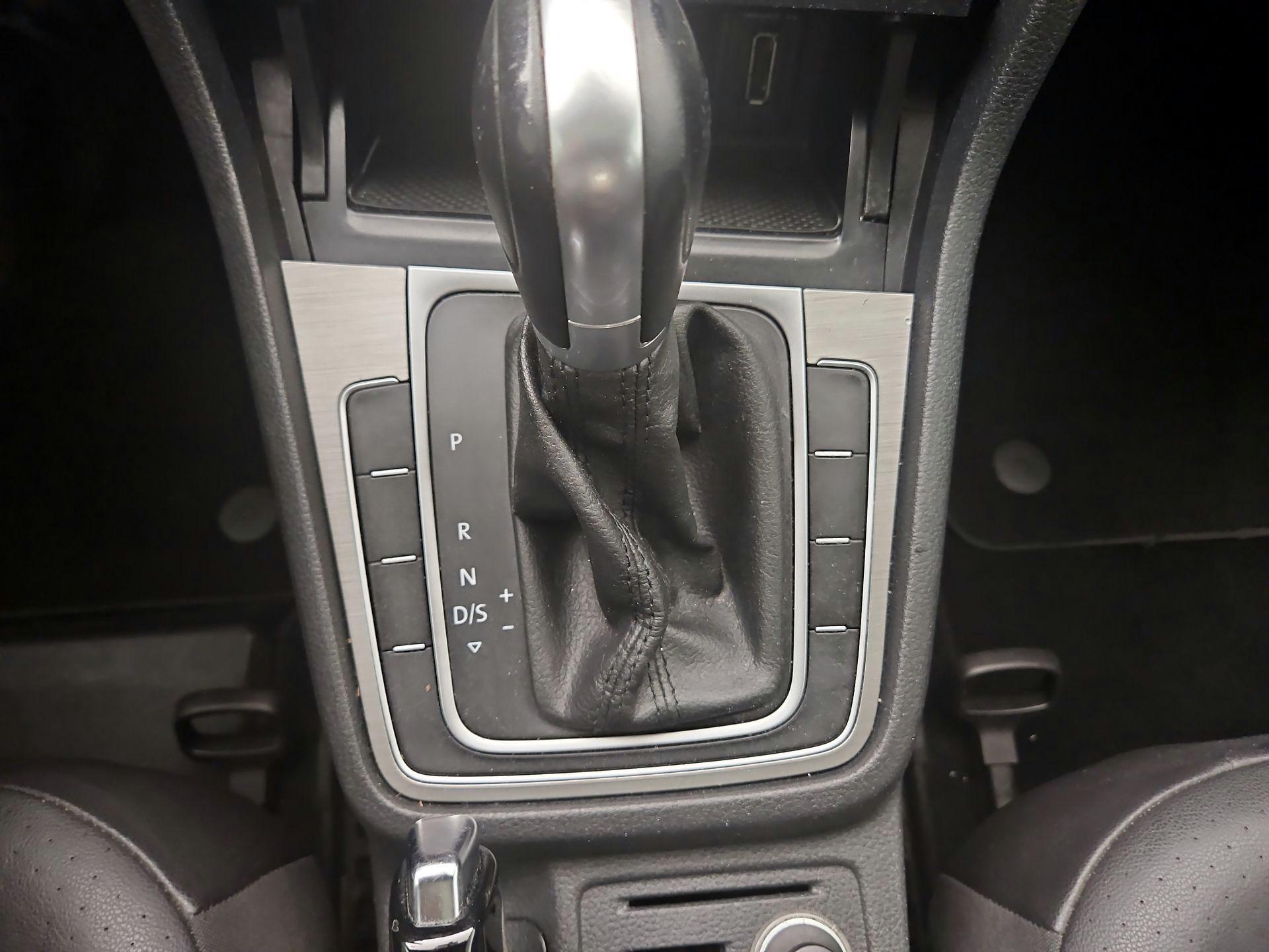 Thumbnail: 2015 Volkswagen Golf - 17