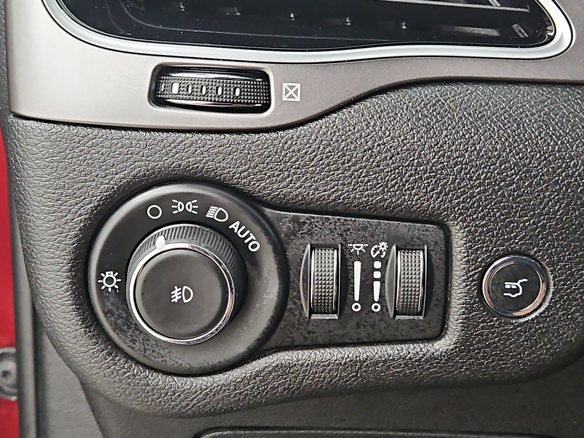 Thumbnail: 2019 Jeep Cherokee - 13