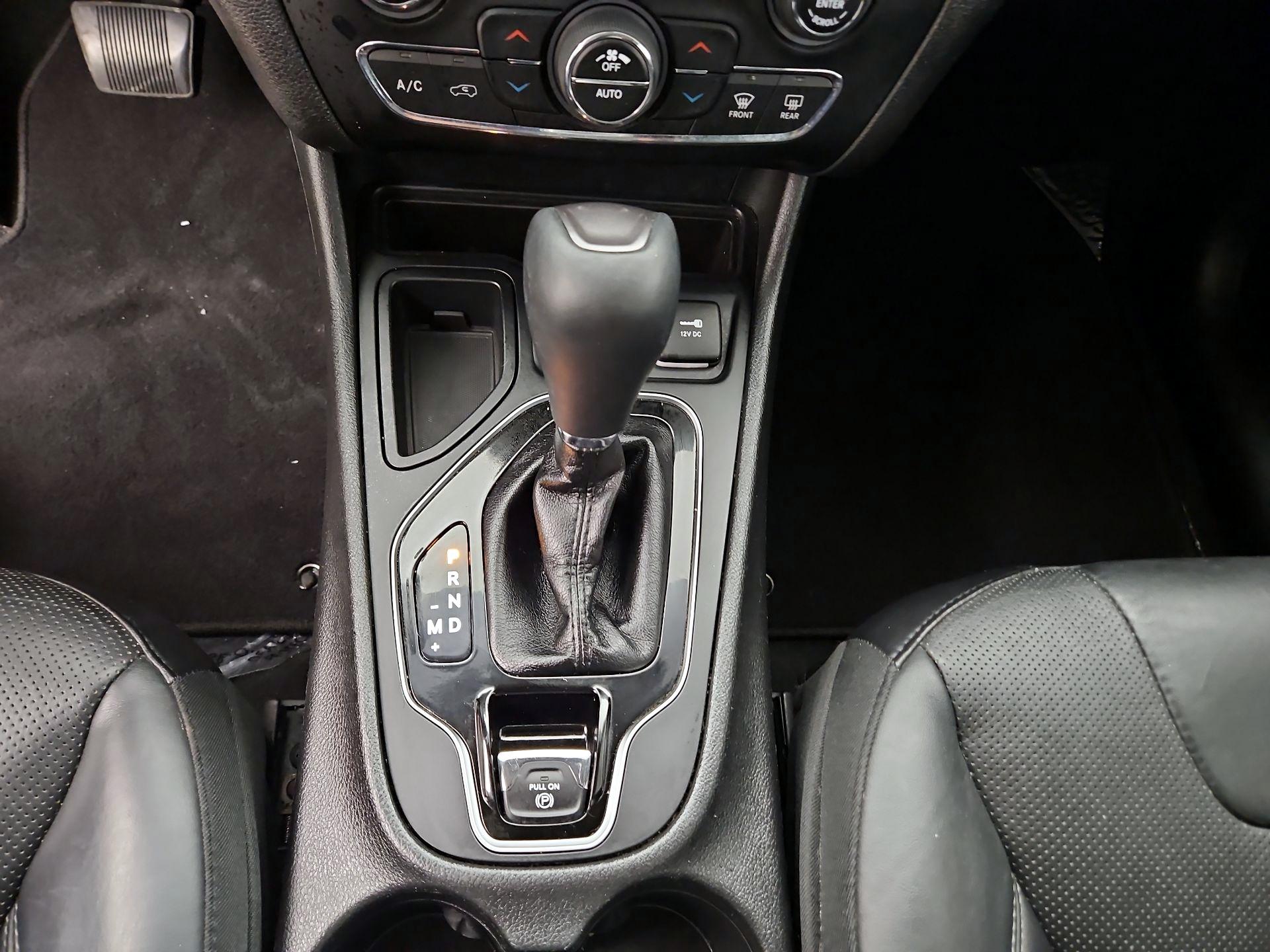 Thumbnail: 2019 Jeep Cherokee - 17