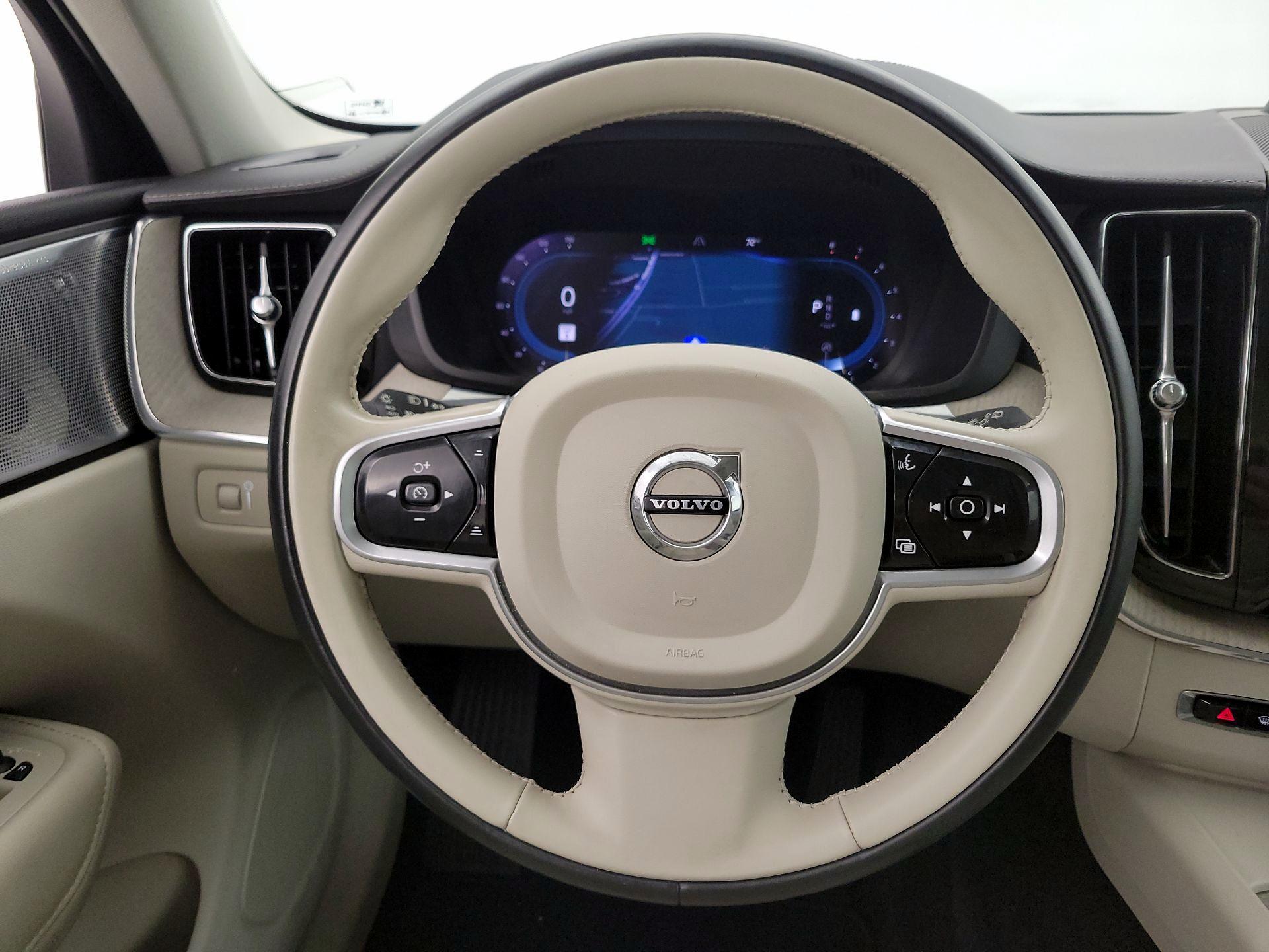 Thumbnail: 2022 Volvo XC60 - 10