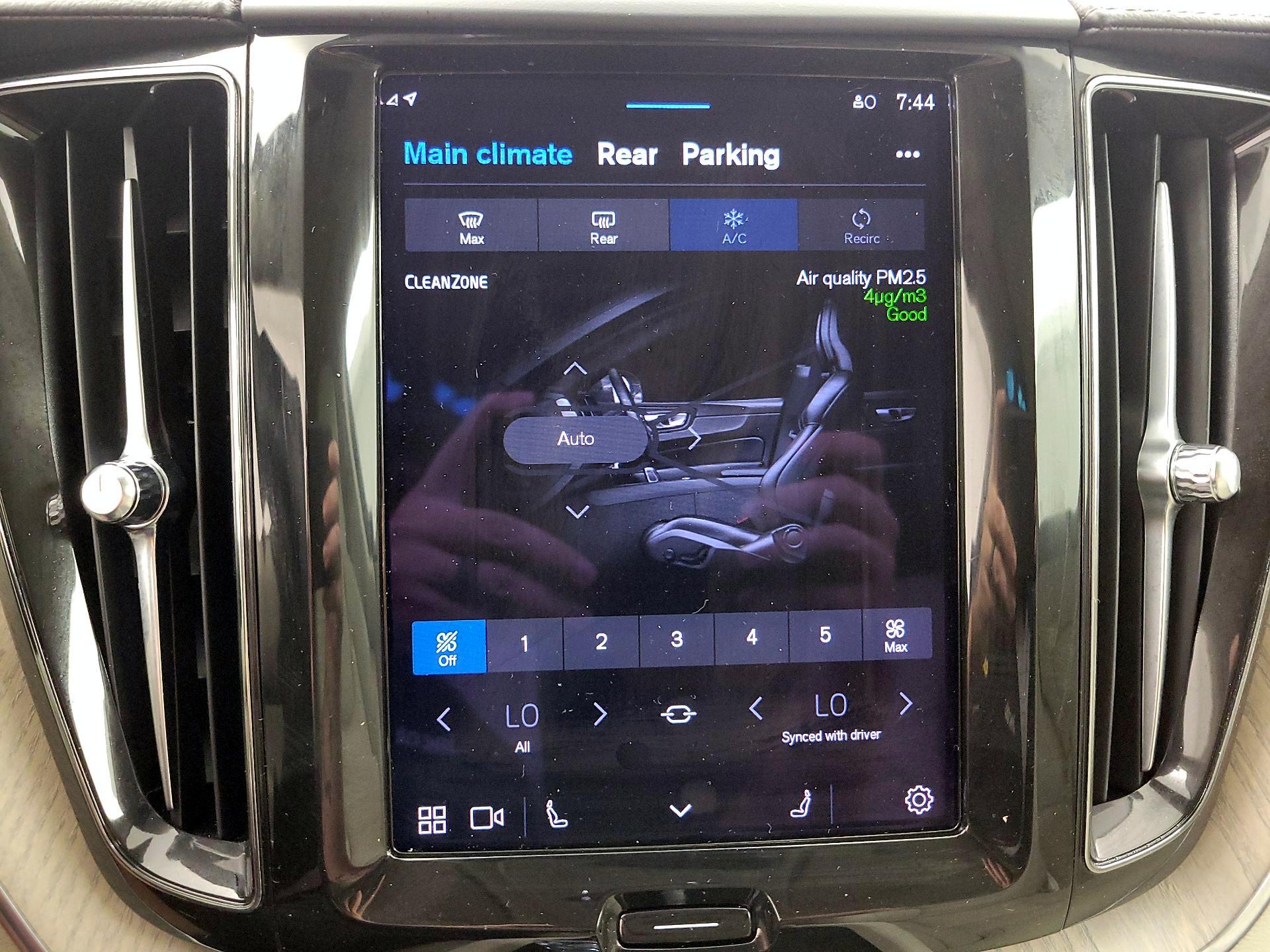 Thumbnail: 2022 Volvo XC60 - 16