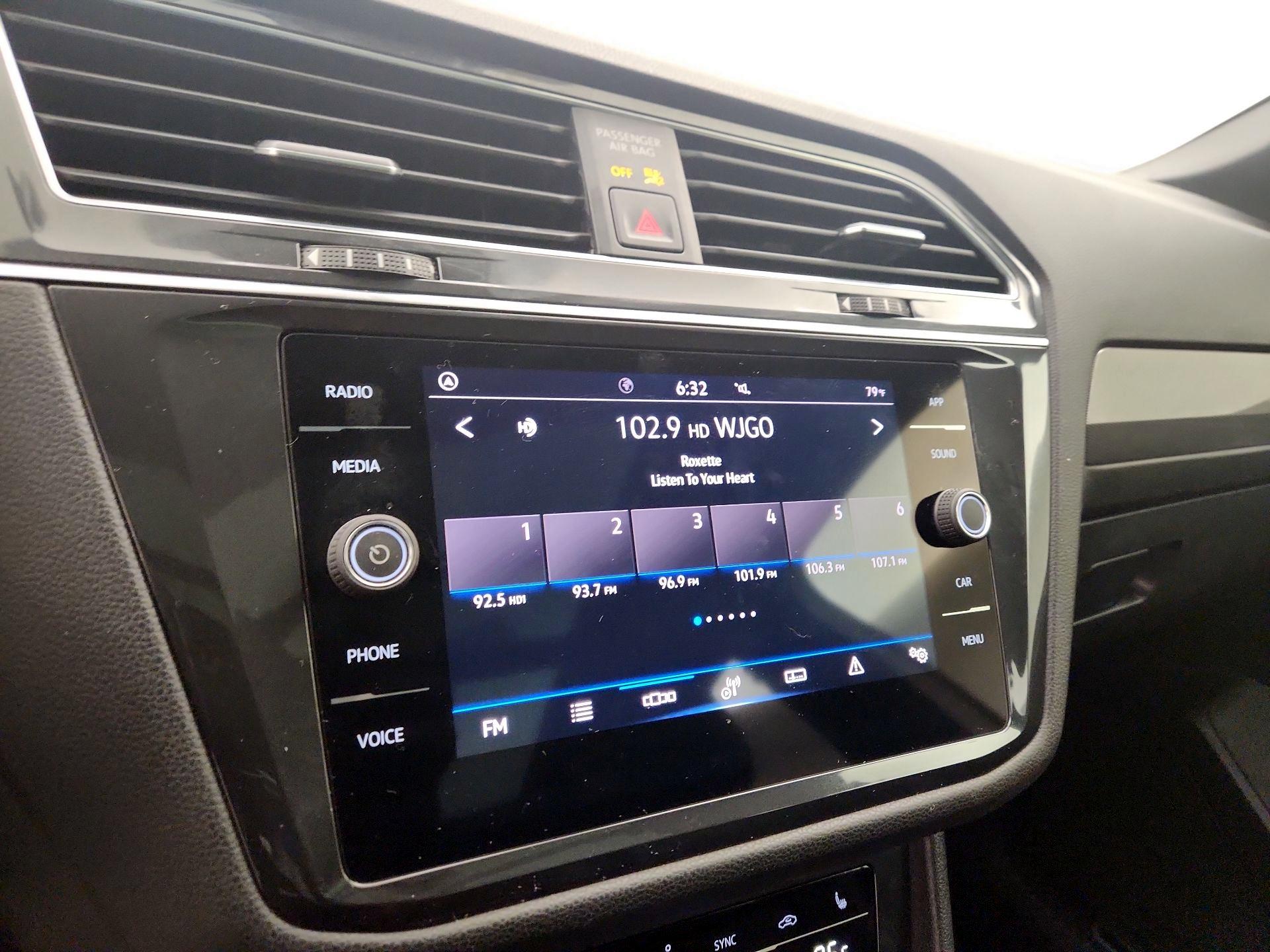 Thumbnail: 2022 Volkswagen Tiguan - 15