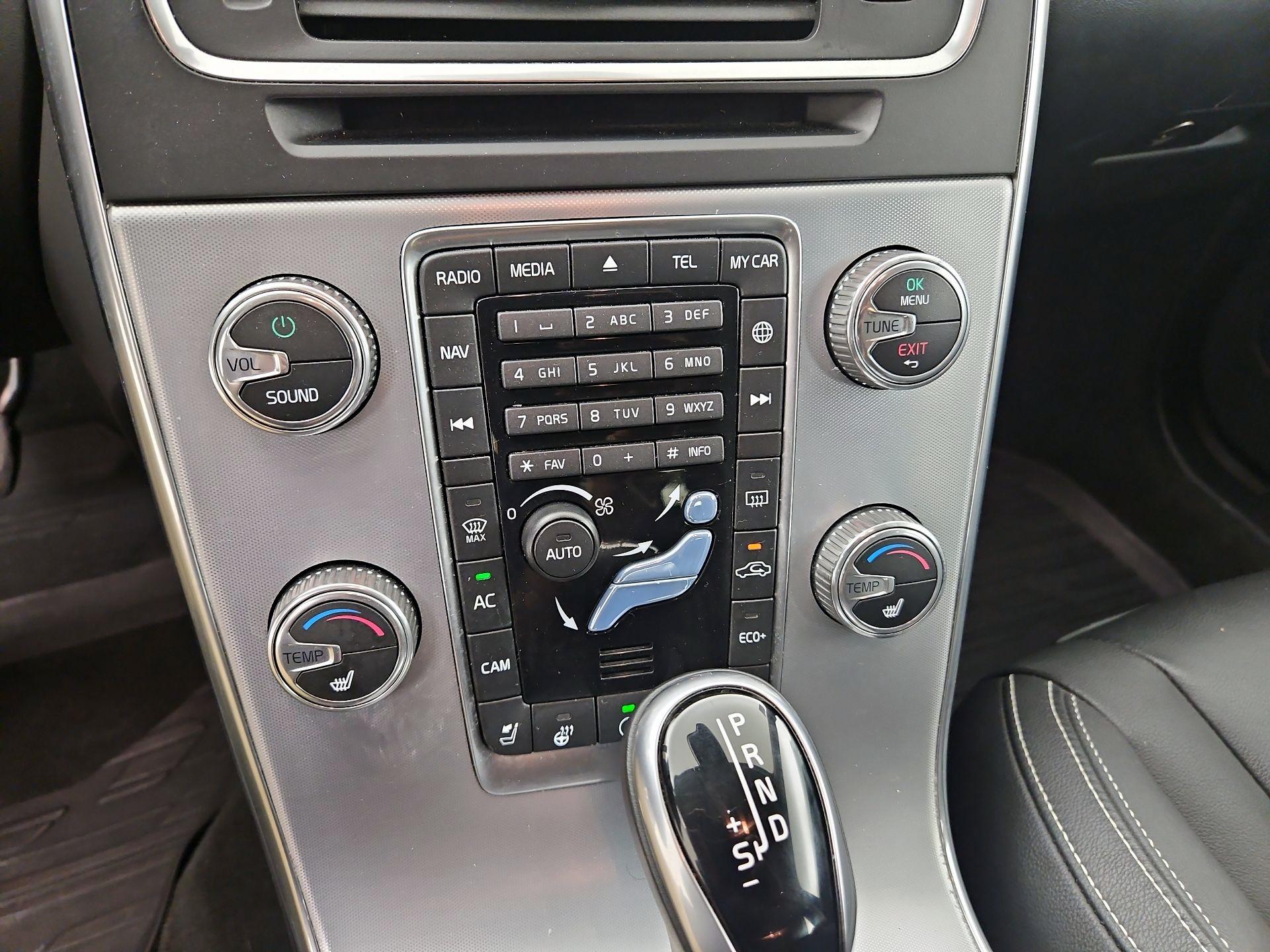 Thumbnail: 2018 Volvo V60 - 16