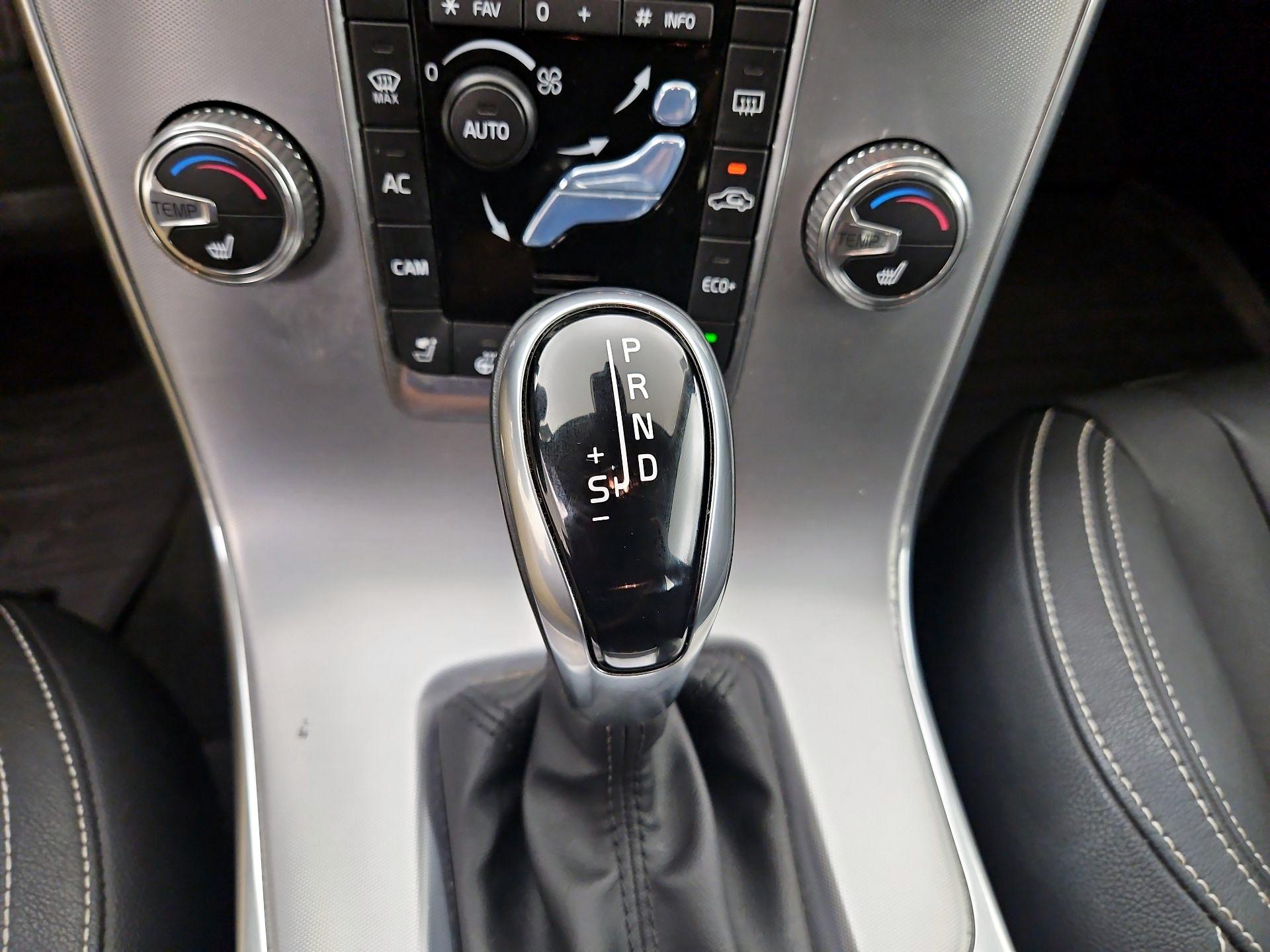 Thumbnail: 2018 Volvo V60 - 17