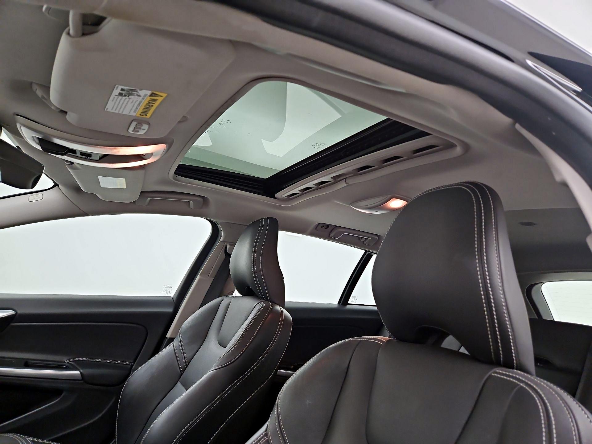 Thumbnail: 2018 Volvo V60 - 19