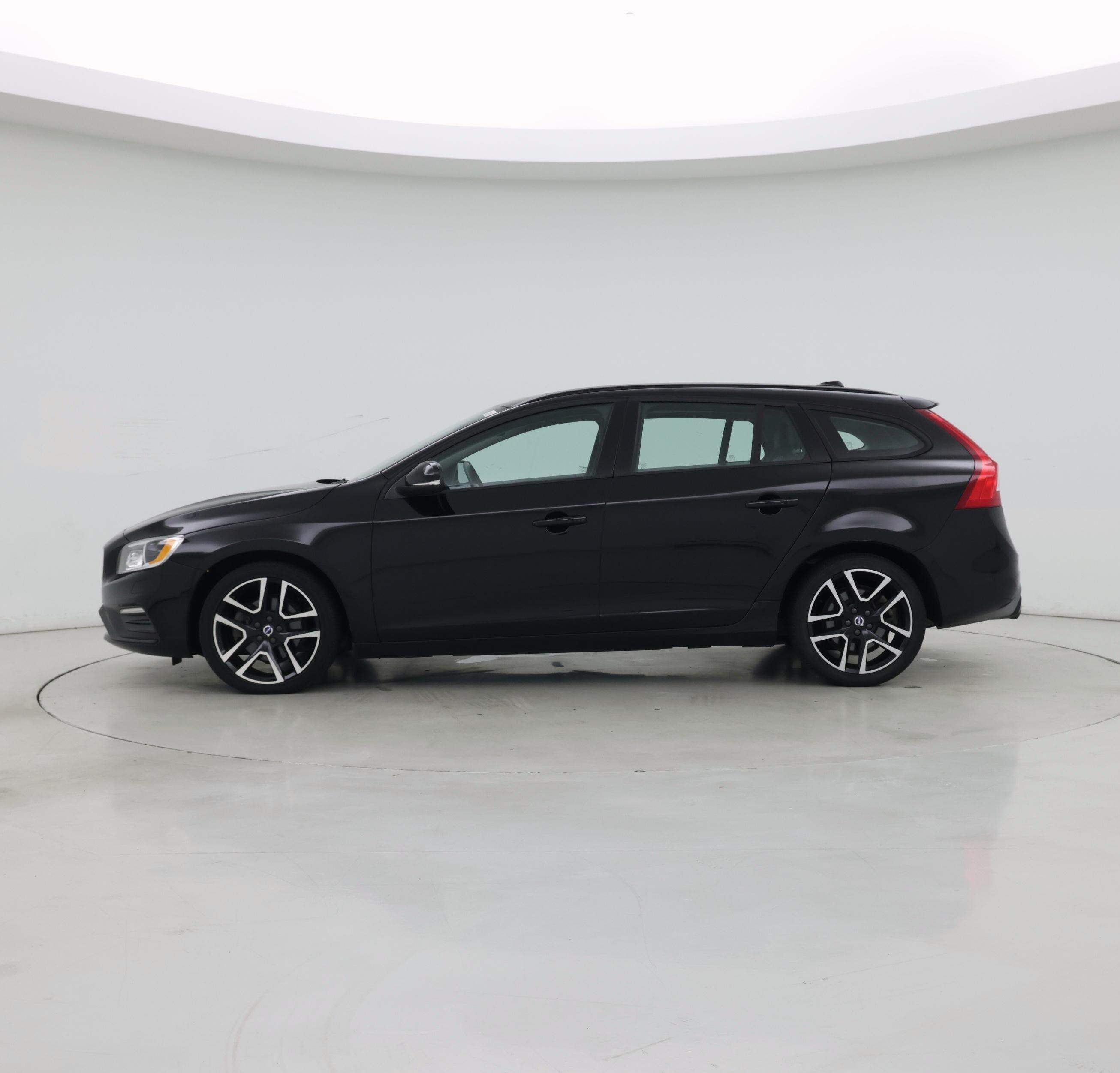 Thumbnail: 2018 Volvo V60 - 3