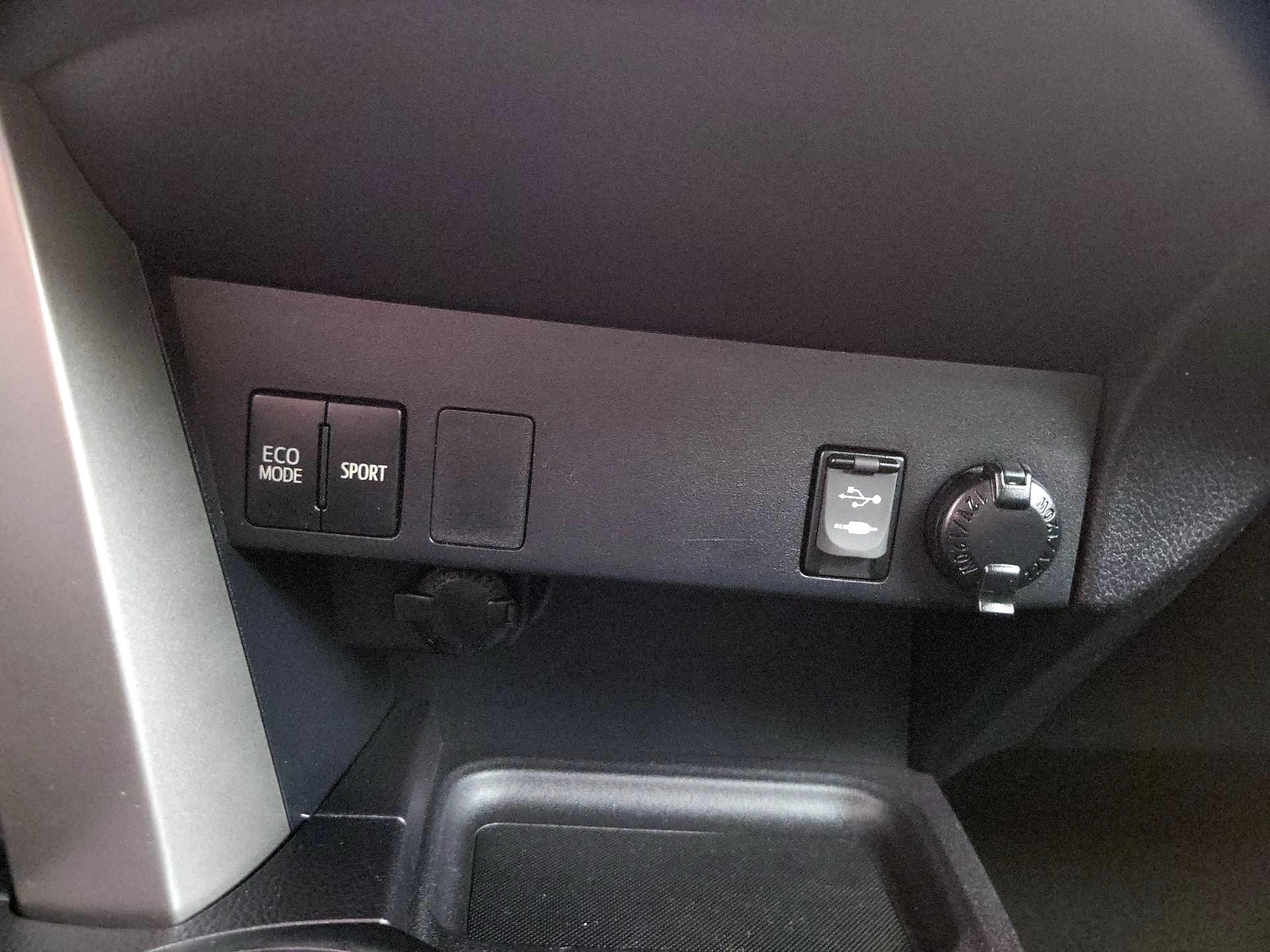 Thumbnail: 2016 Toyota RAV4 - 18