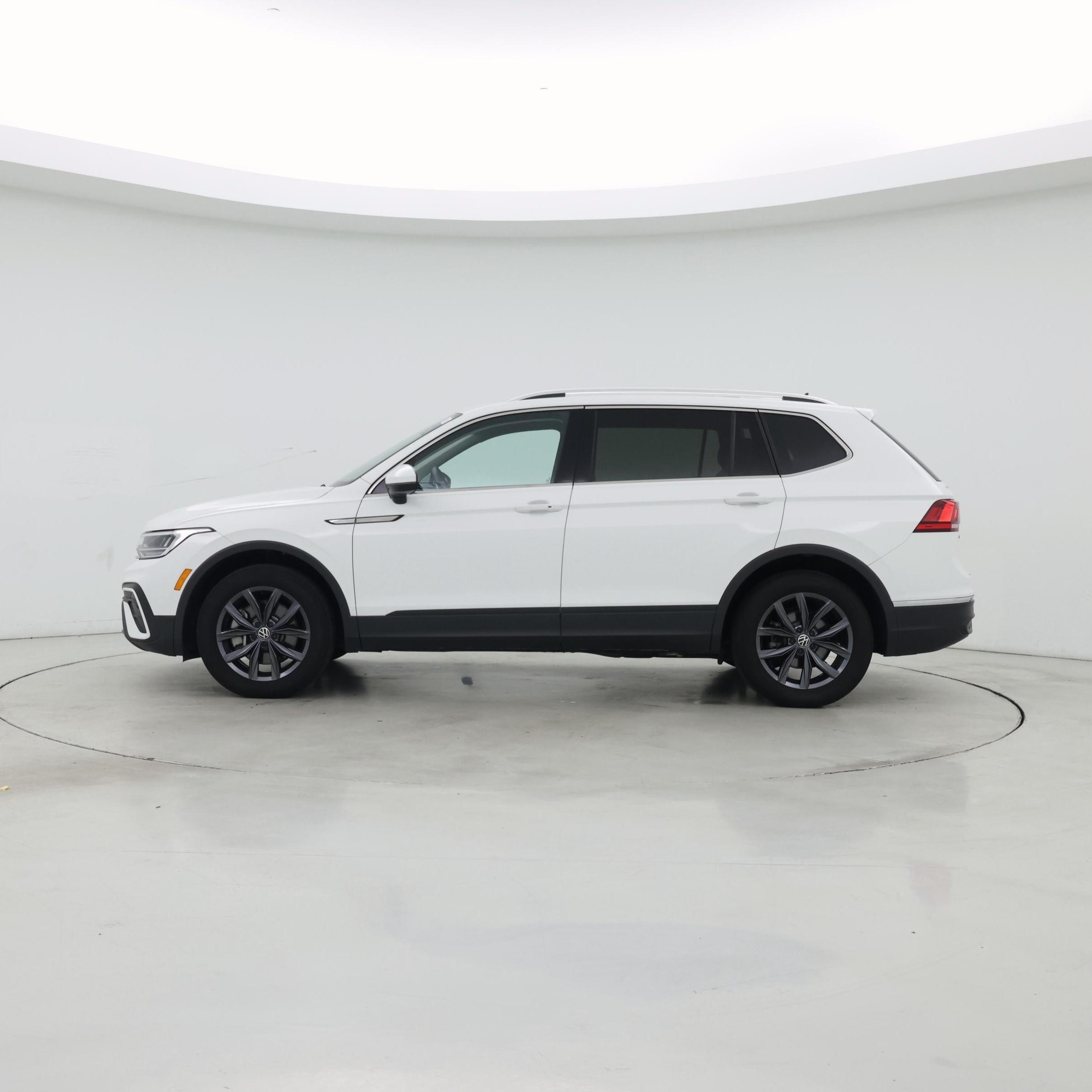 Thumbnail: 2022 Volkswagen Tiguan - 3