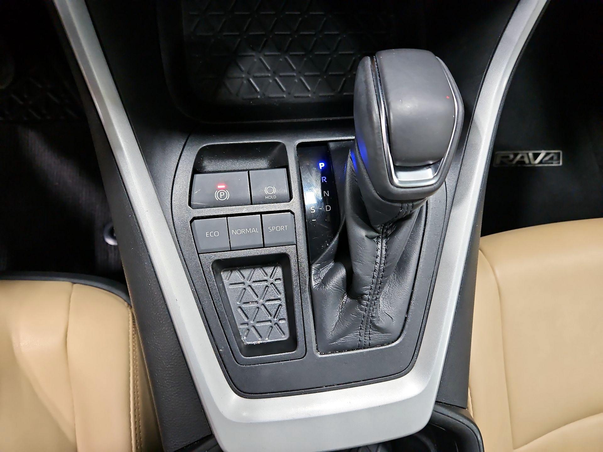 Thumbnail: 2021 Toyota RAV4 - 16