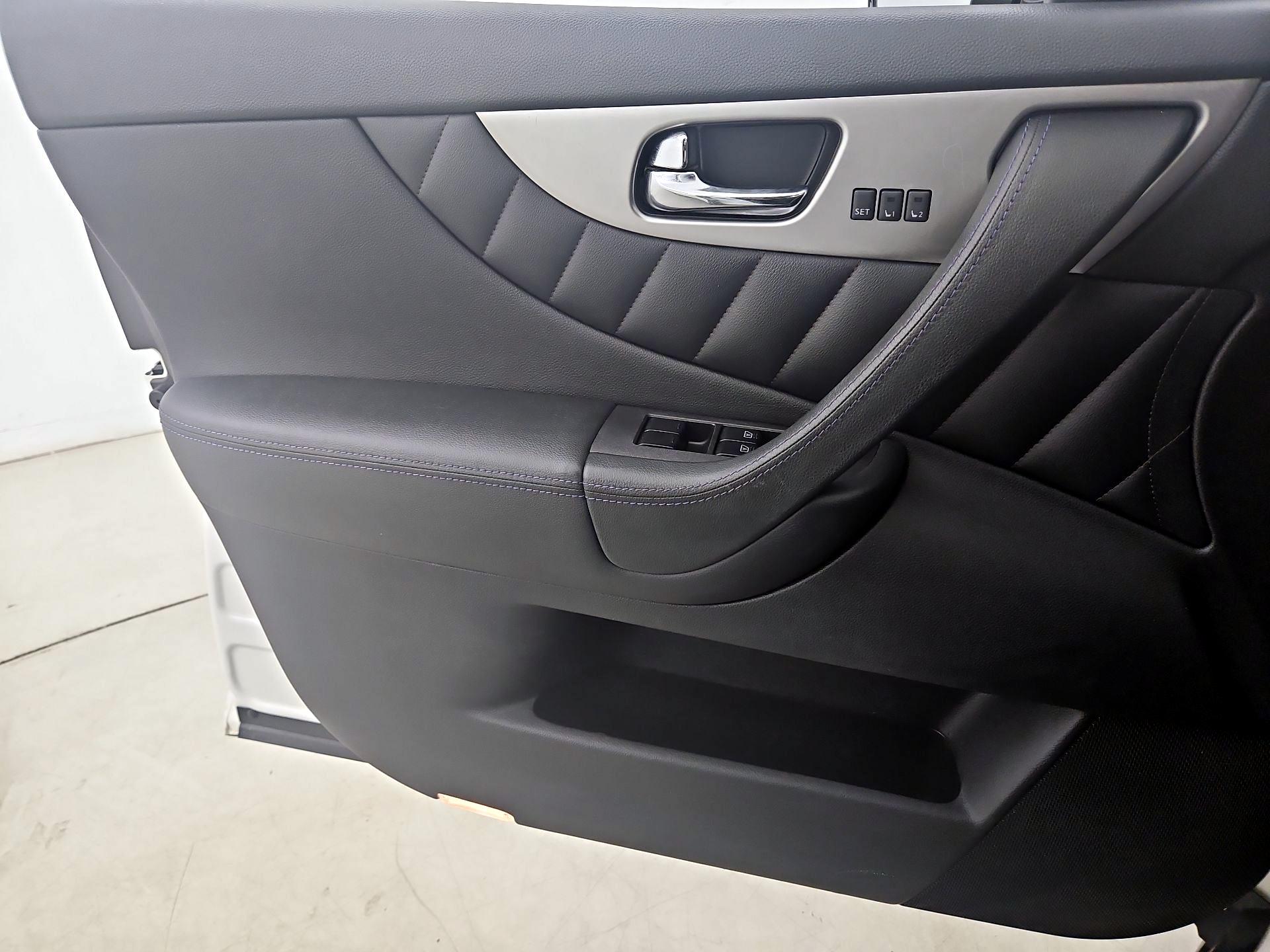 Thumbnail: 2015 INFINITI QX70 - 12