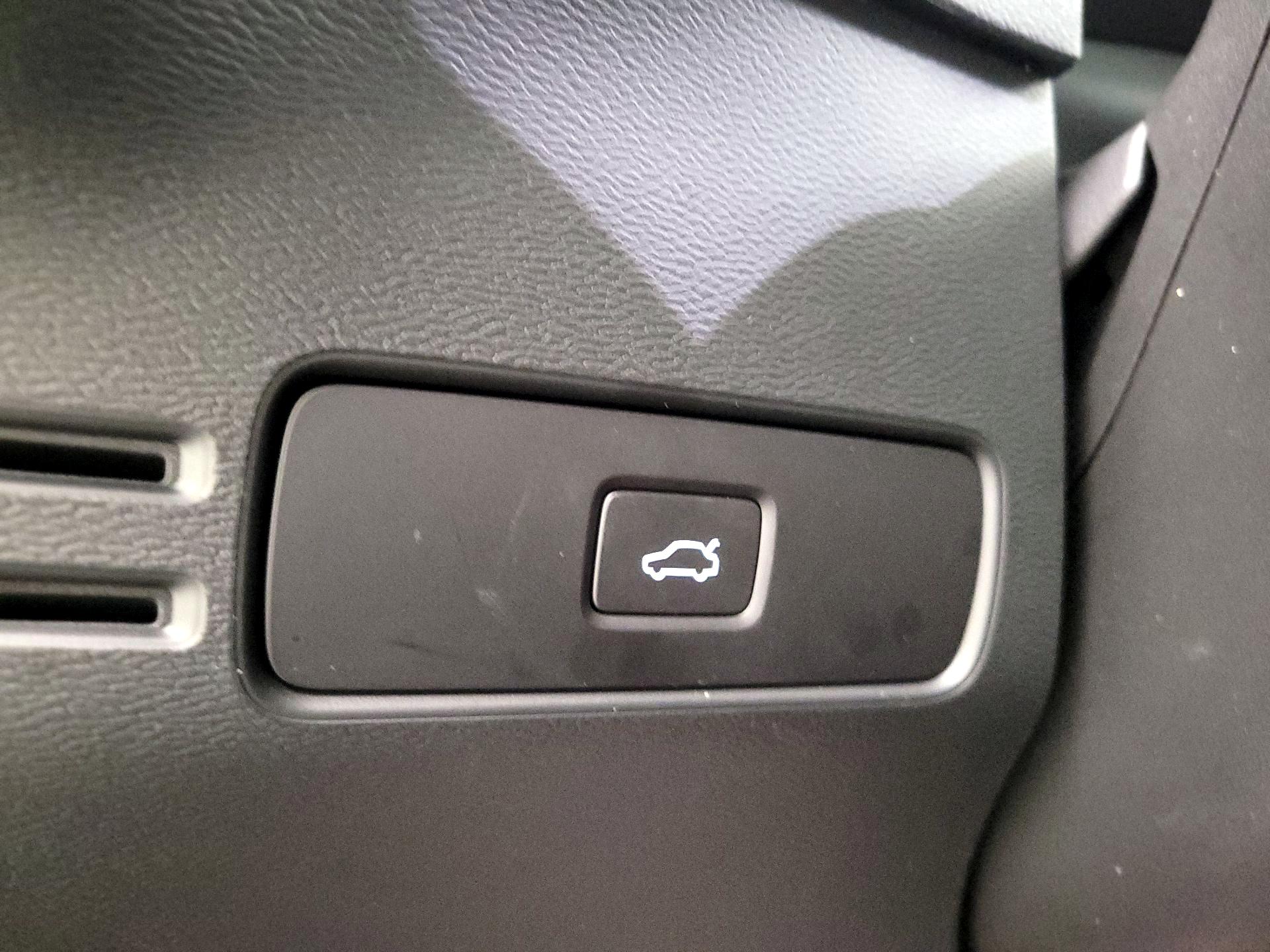 Thumbnail: 2023 Volvo XC40 - 13