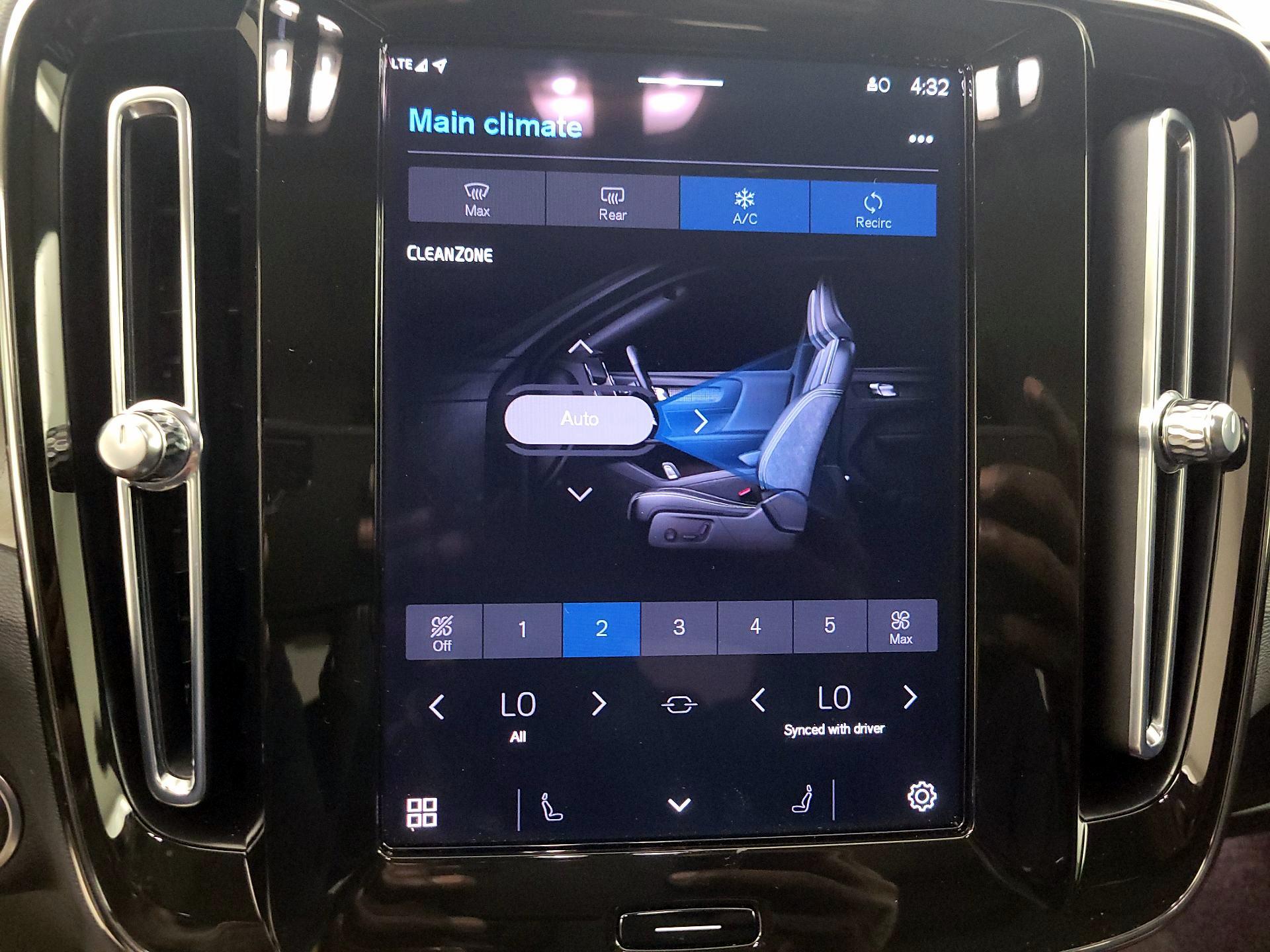 Thumbnail: 2023 Volvo XC40 - 17