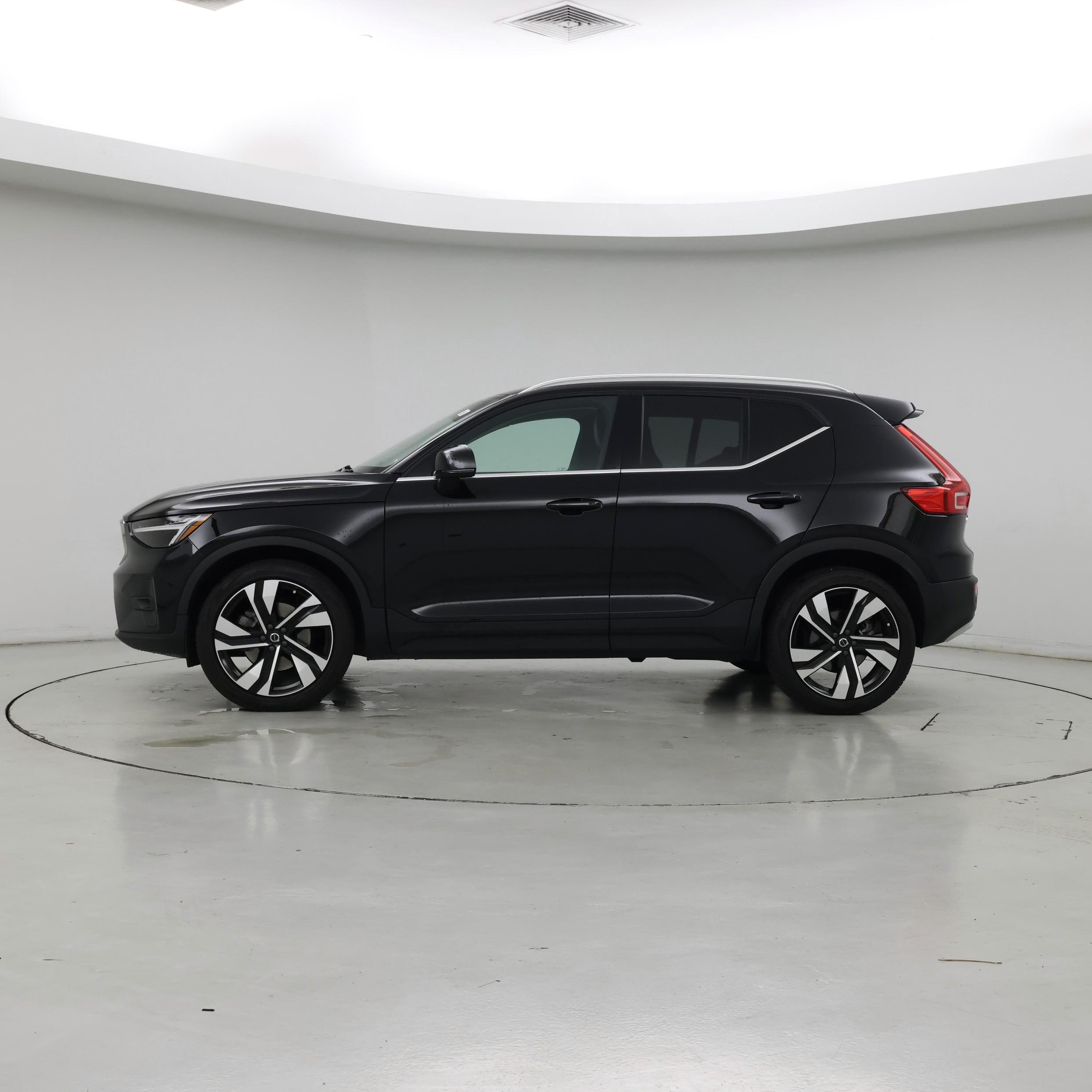 Thumbnail: 2023 Volvo XC40 - 3
