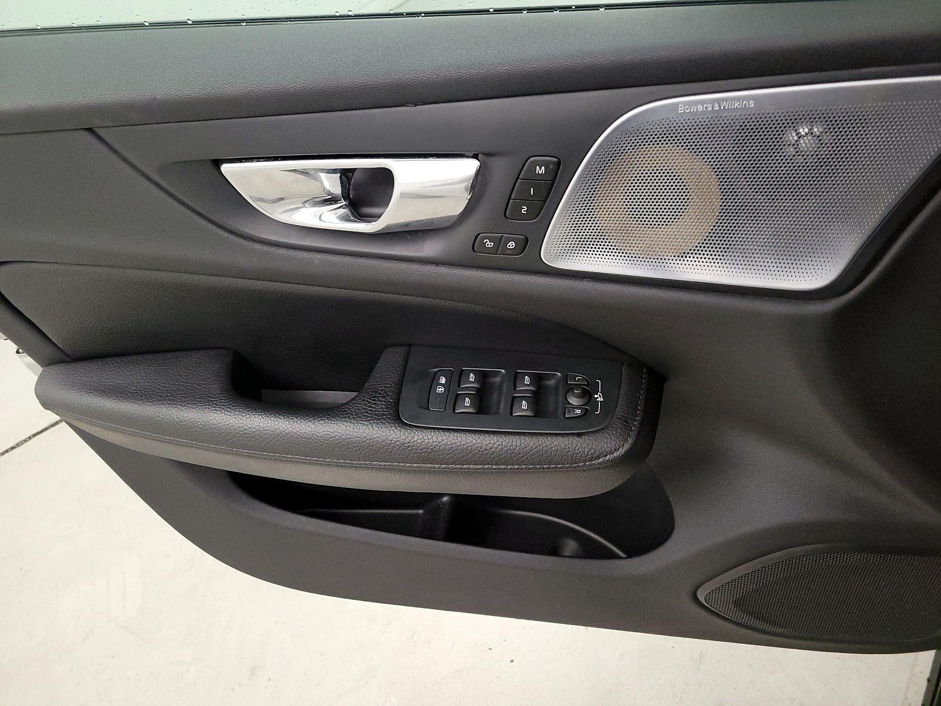 Thumbnail: 2020 Volvo S60 - 10