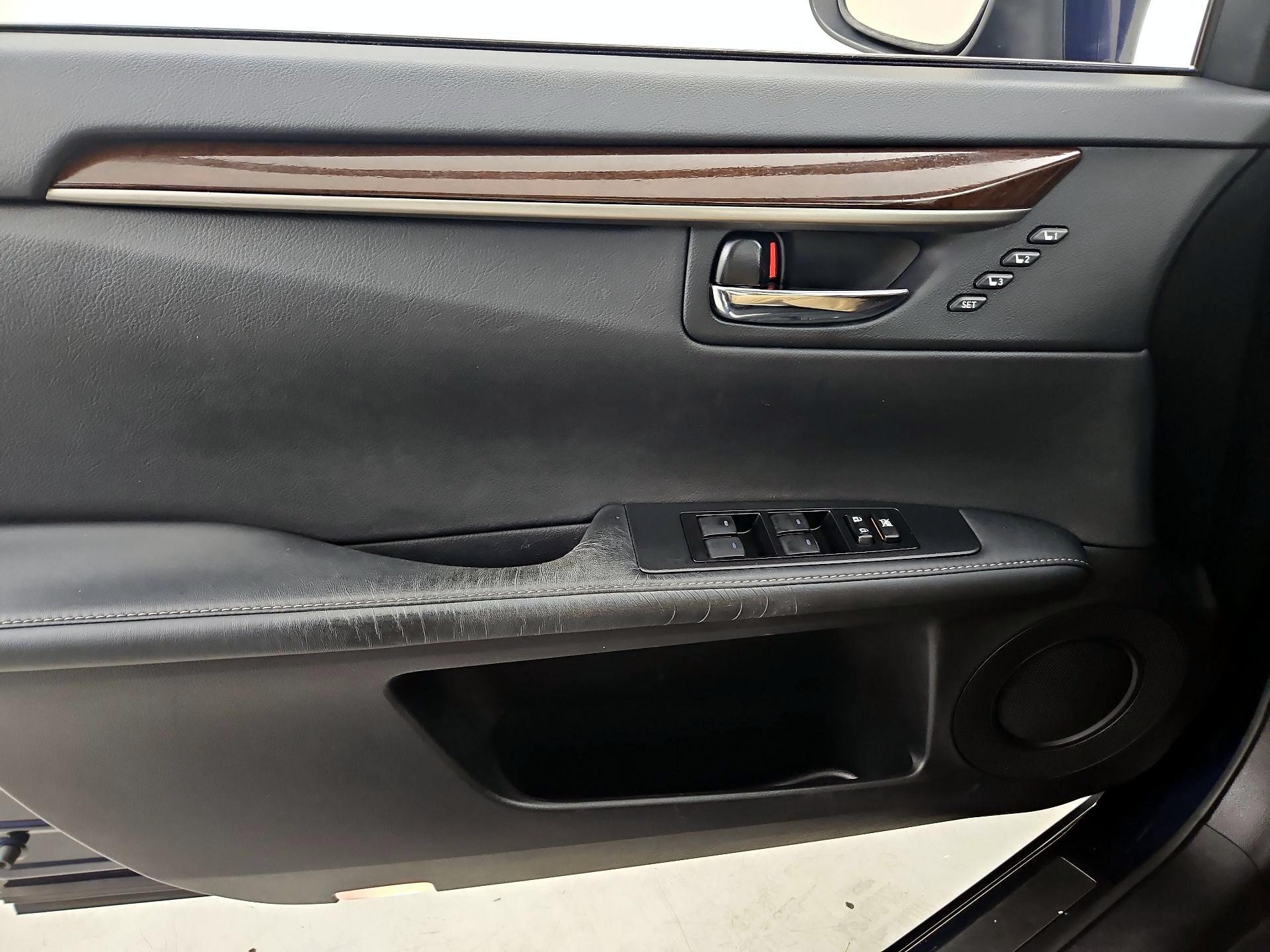 Thumbnail: 2015 Lexus ES - 12