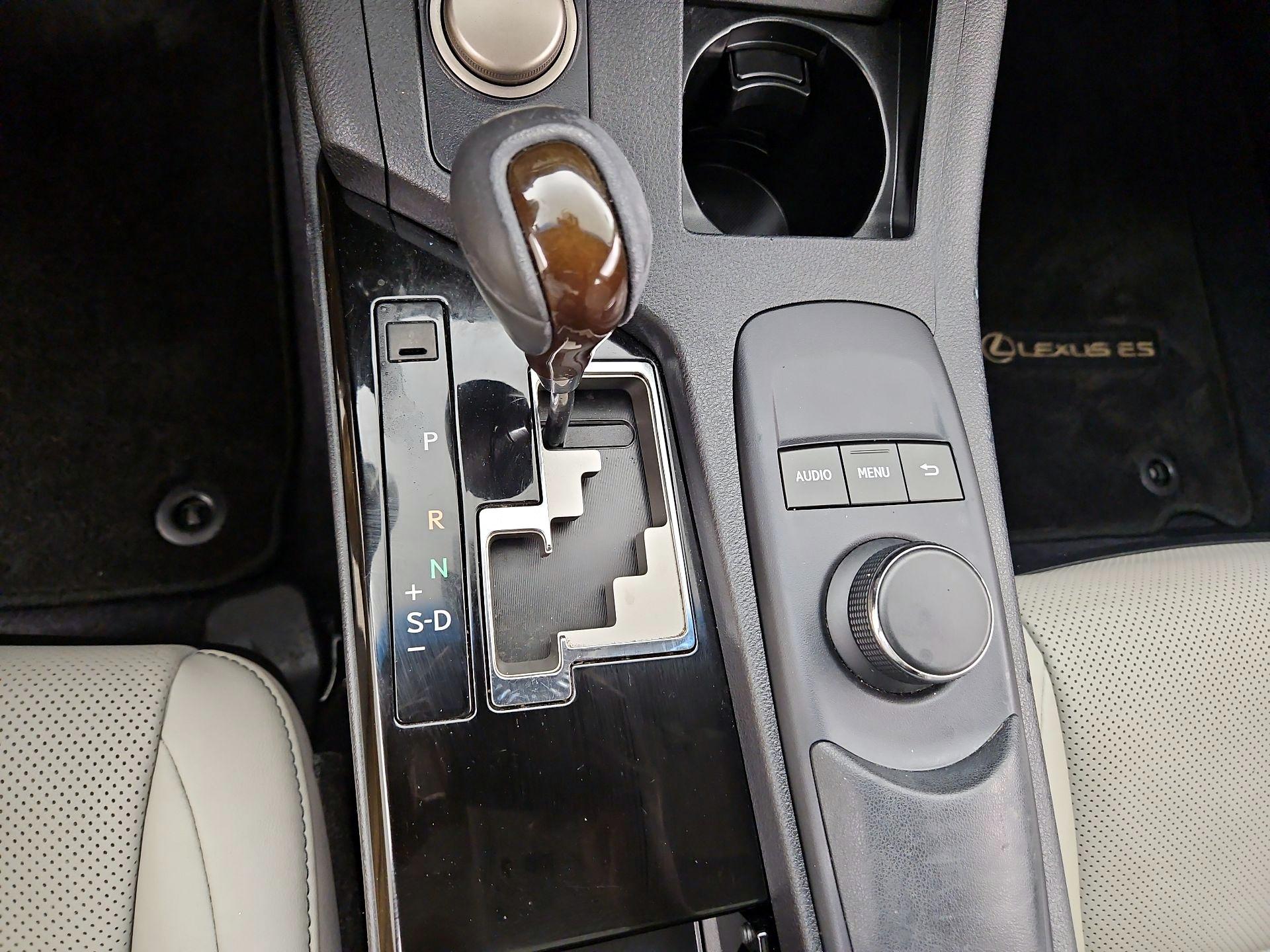 Thumbnail: 2015 Lexus ES - 17