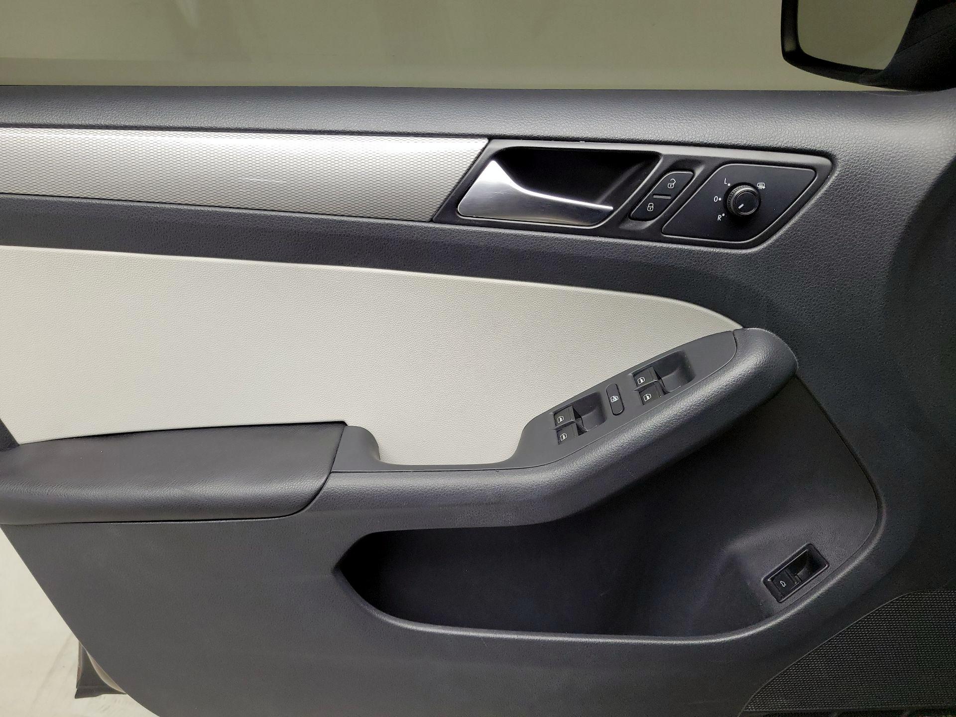Thumbnail: 2015 Volkswagen Jetta - 12
