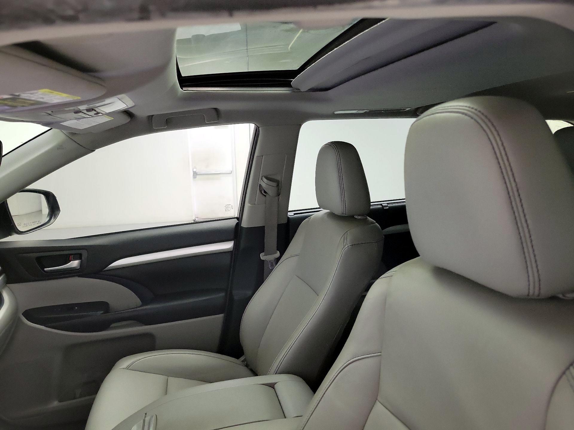 Thumbnail: 2019 Toyota Highlander - 20