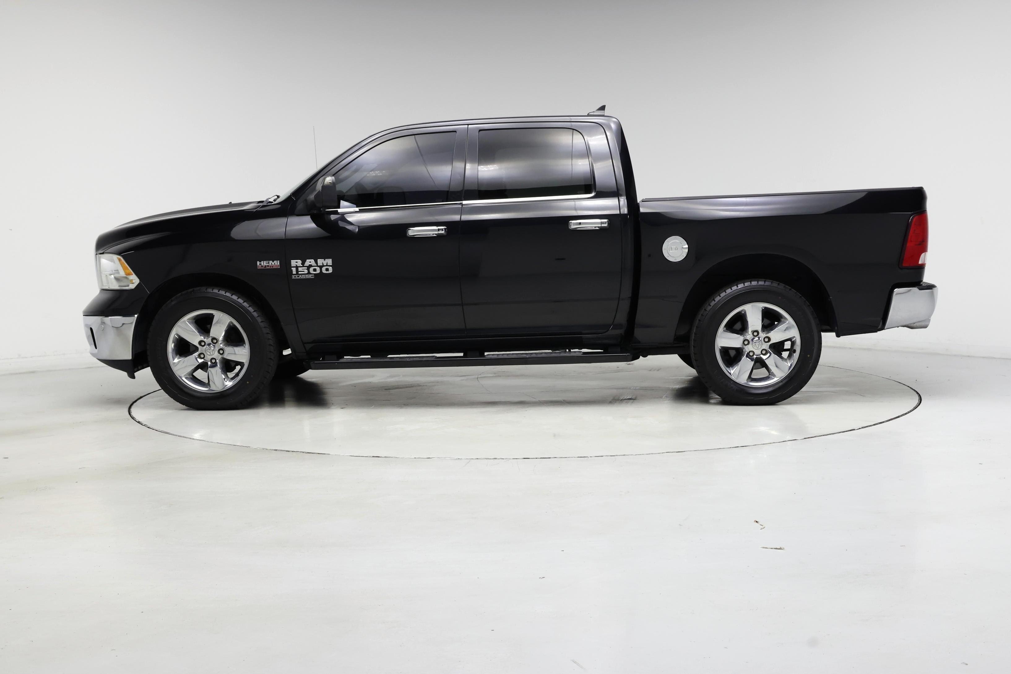 Thumbnail: 2019 RAM 1500 Classic - 3